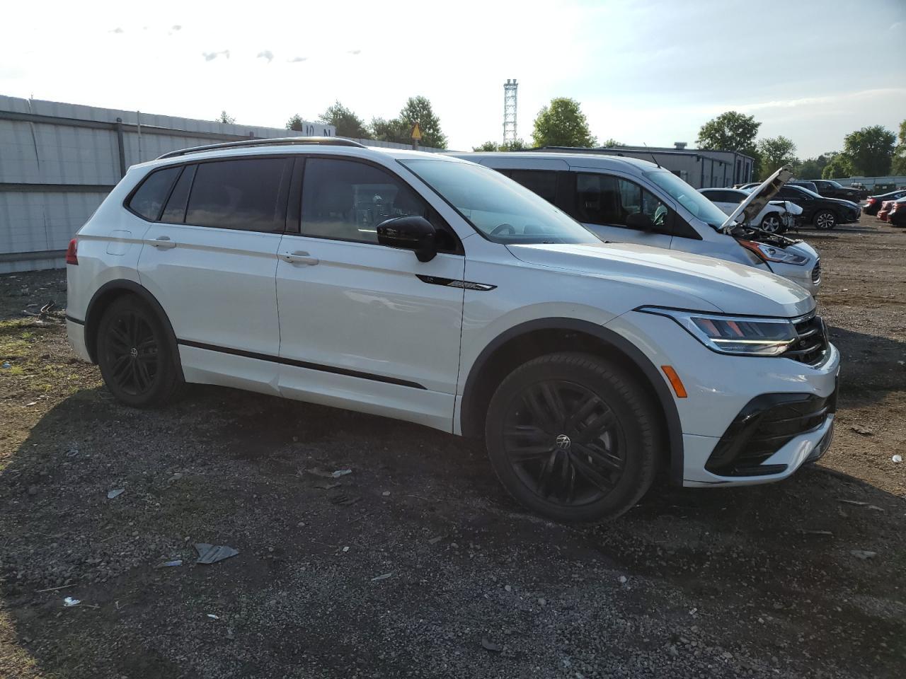 2022 Volkswagen Tiguan Se R-Line Black - Image 4