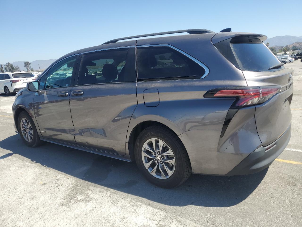 2021 Toyota Sienna Le - Image 2
