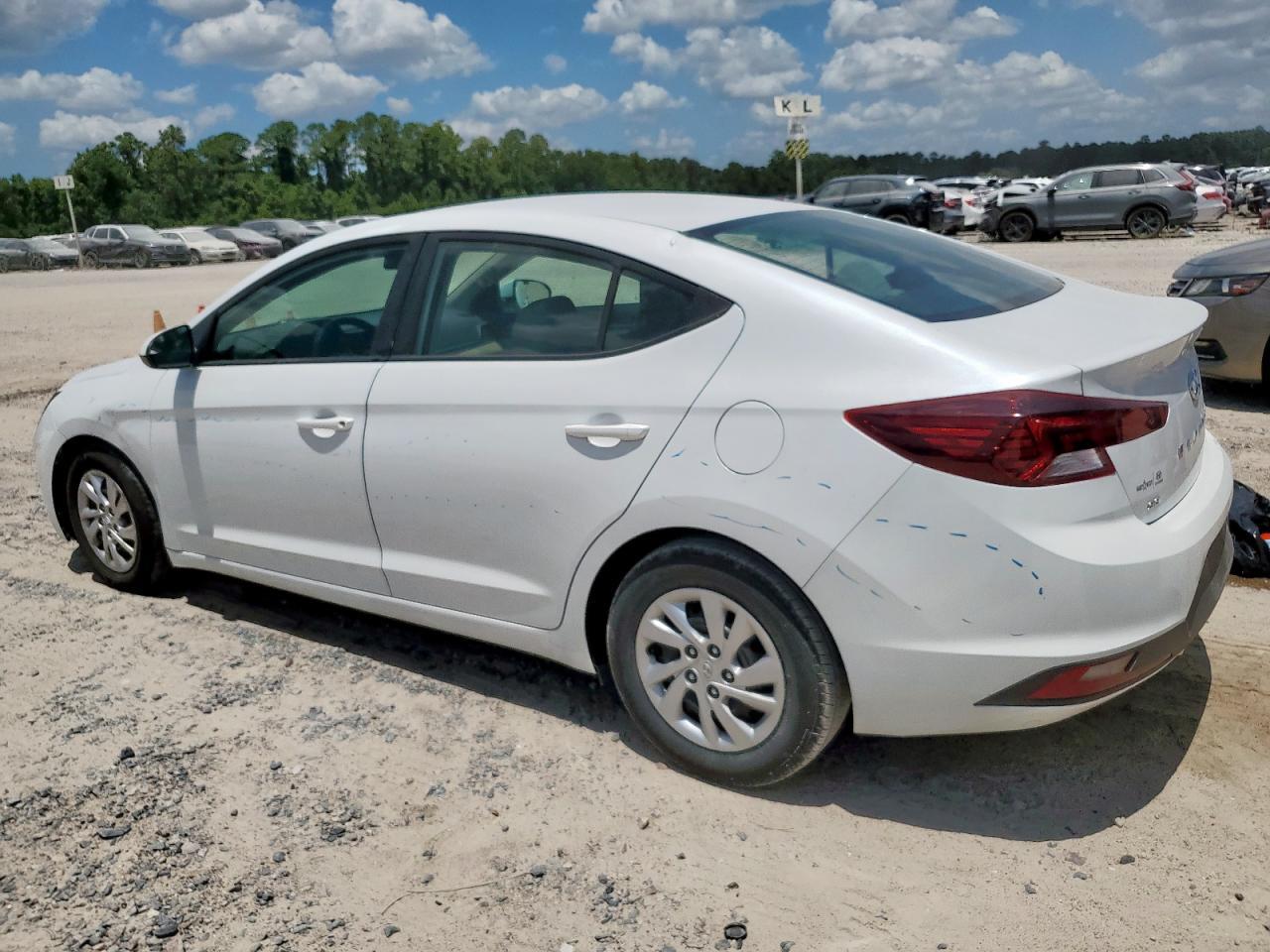 2020 Hyundai Elantra Se - Image 2