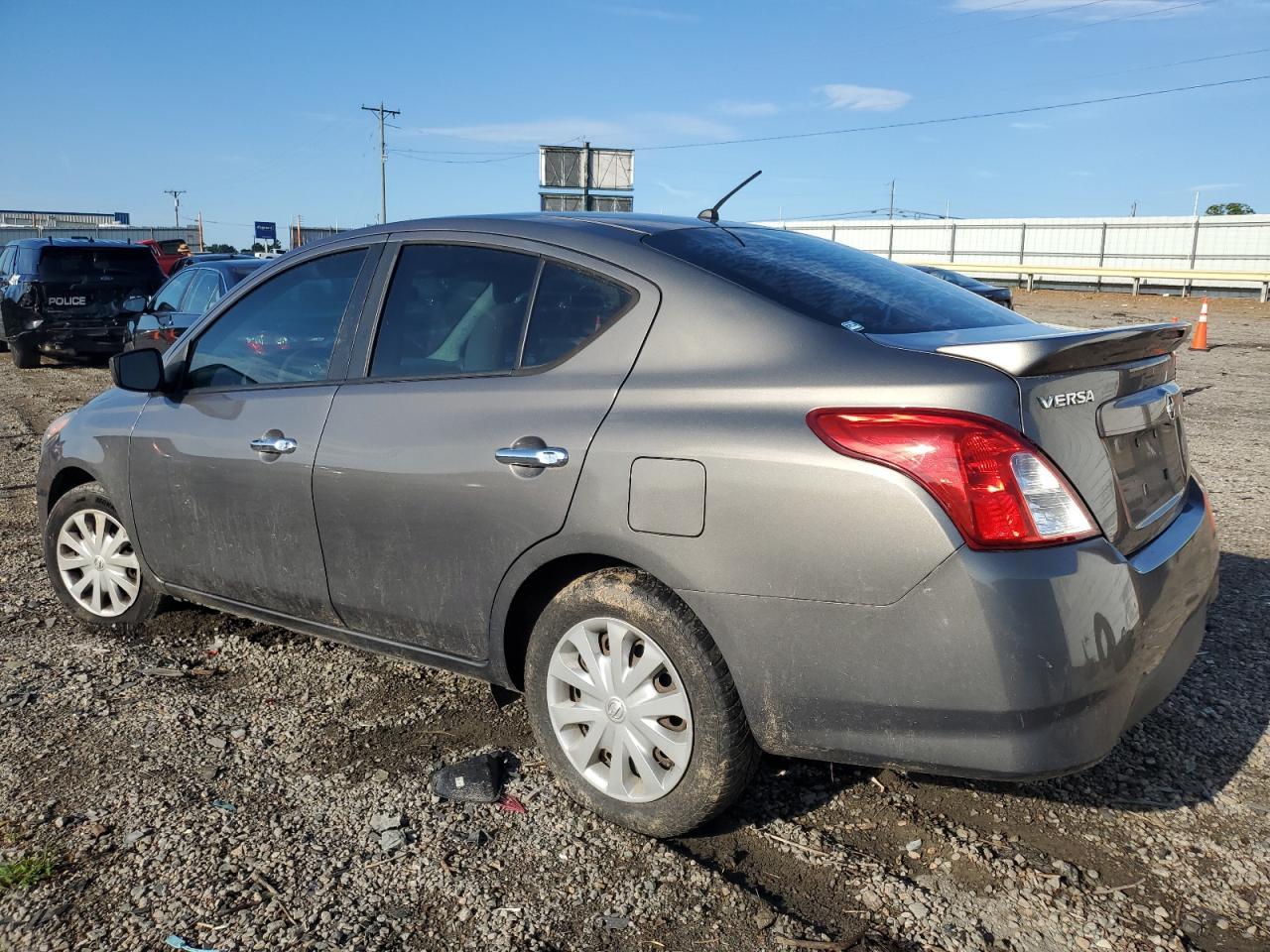2015 Nissan Versa S - Фото 2