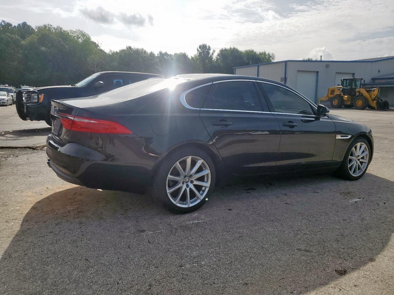 2017 Jaguar Xf Premium - Image 3