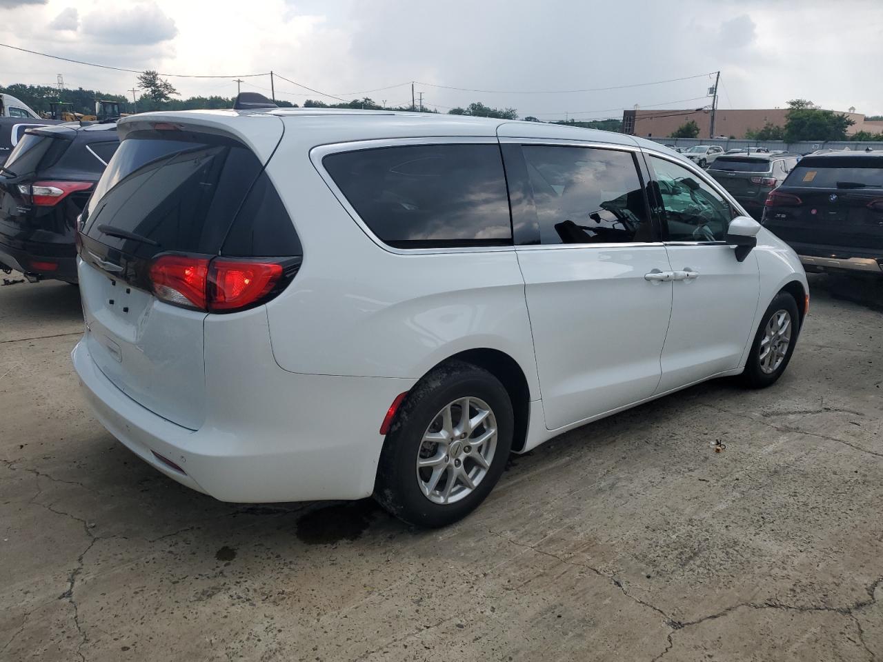 2022 Chrysler Voyager Lx - Фото 3