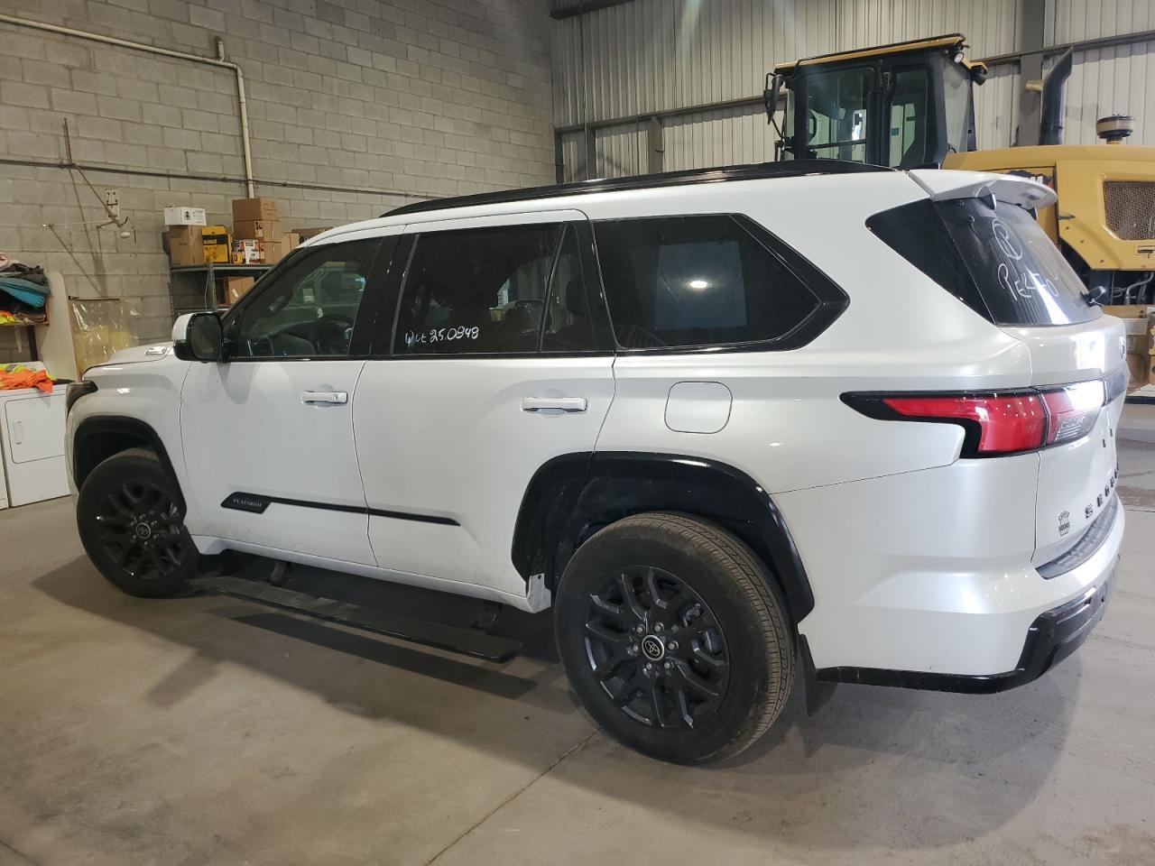 2023 Toyota Sequoia Sr5 - Фото 2