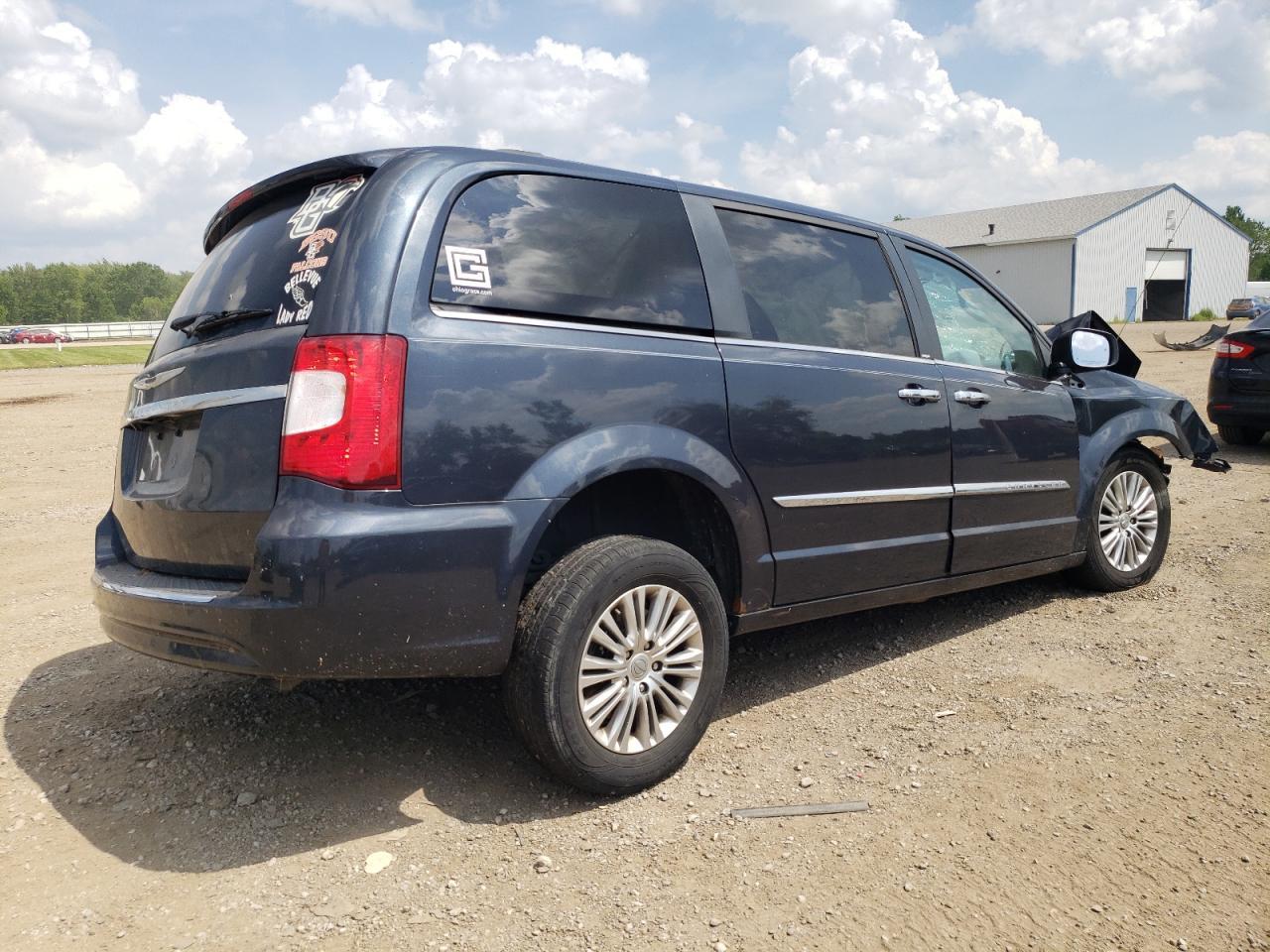 2013 Chrysler Town & Country Touring L - Фото 3