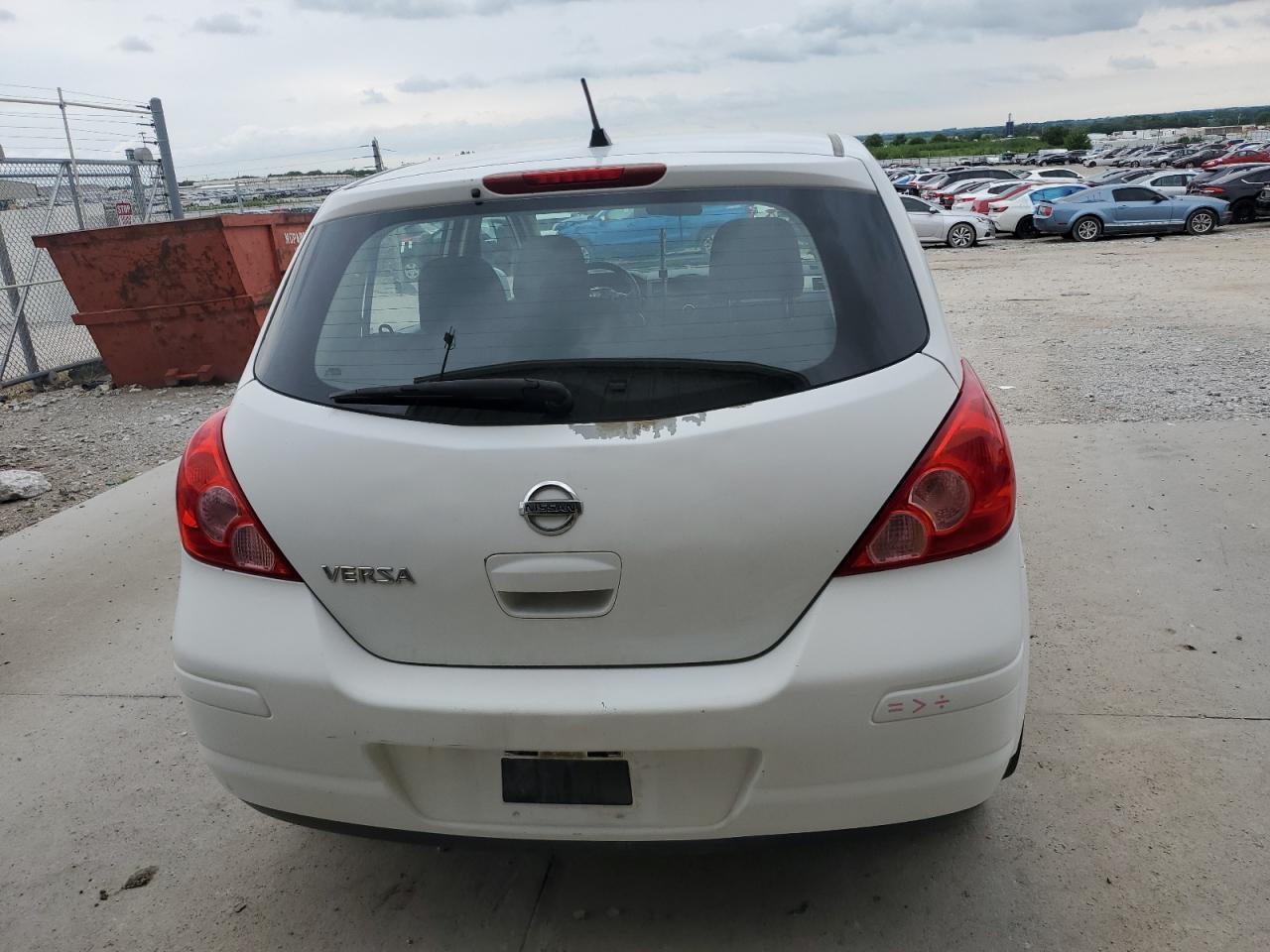 2011 Nissan Versa S - Фото 6