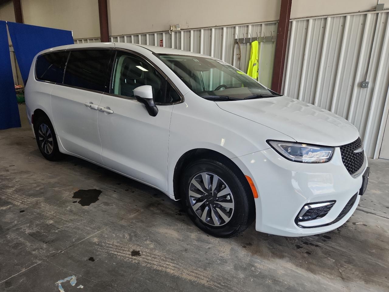 2023 Chrysler Pacifica Hybrid Touring L - Фото 4