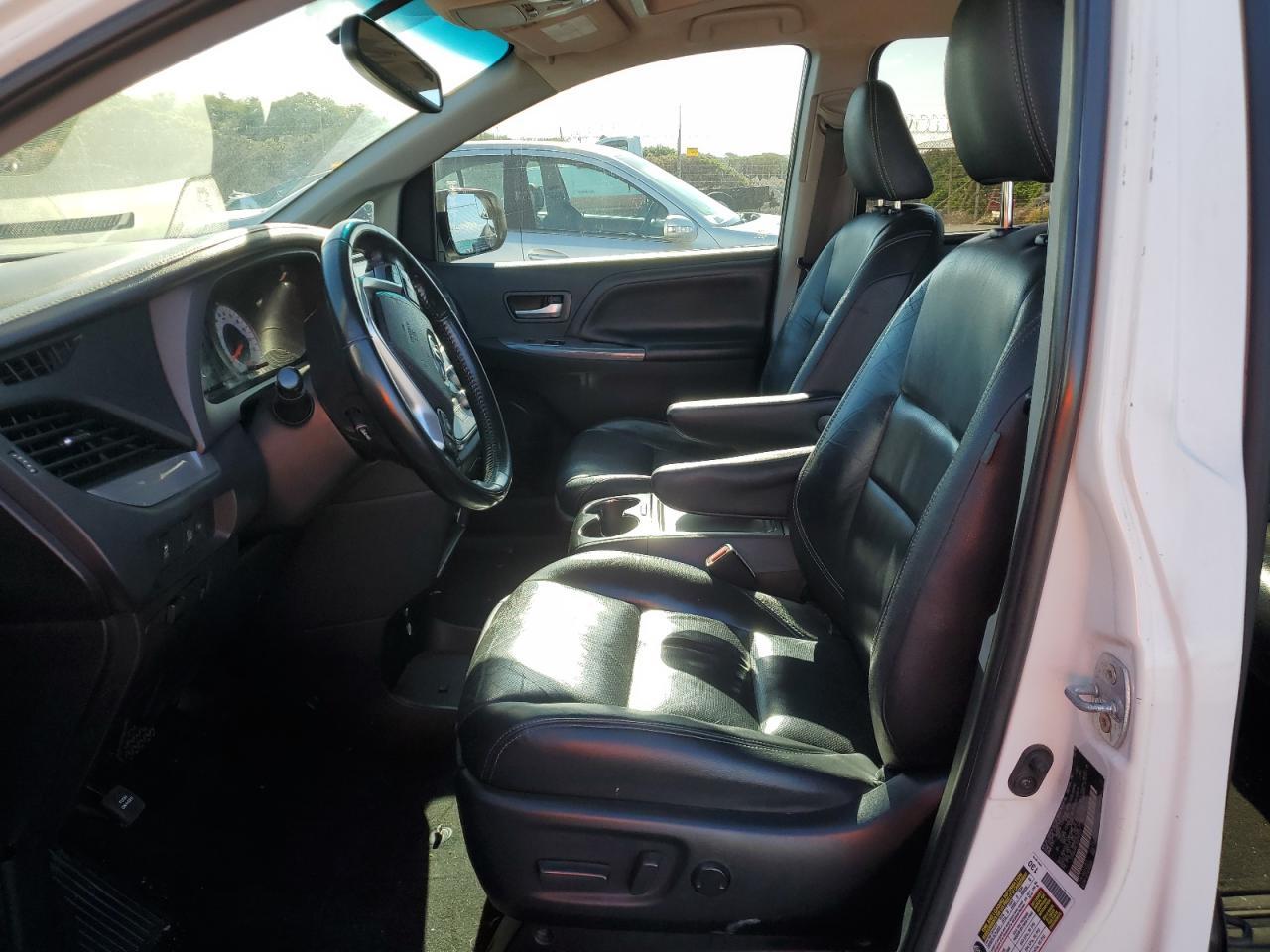 2016 Toyota Sienna Se - Фото 7