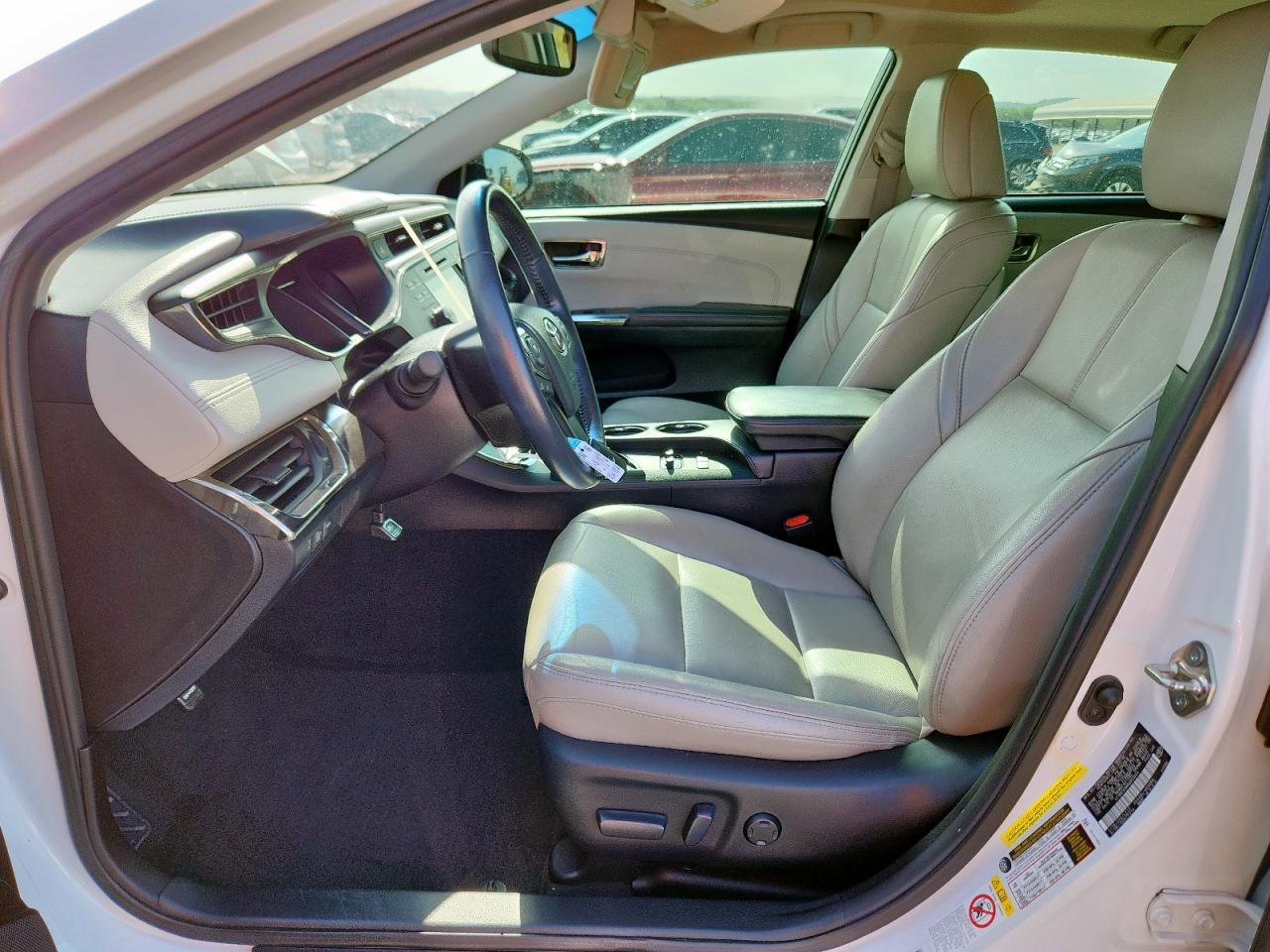 2016 Toyota Avalon Hybrid - Image 7