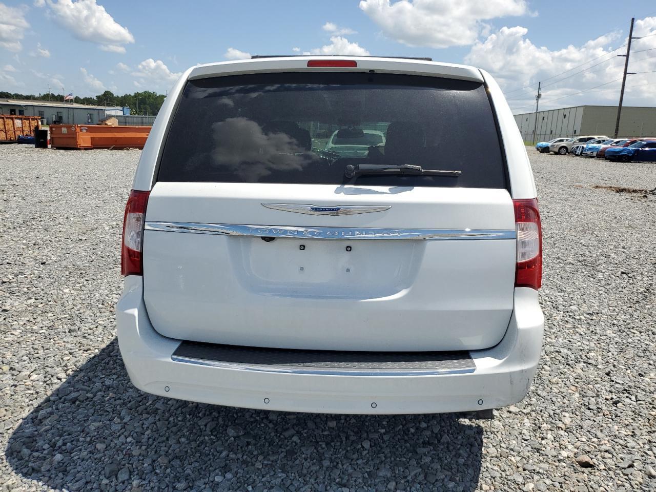 2014 Chrysler Town & Country Touring L - Image 6