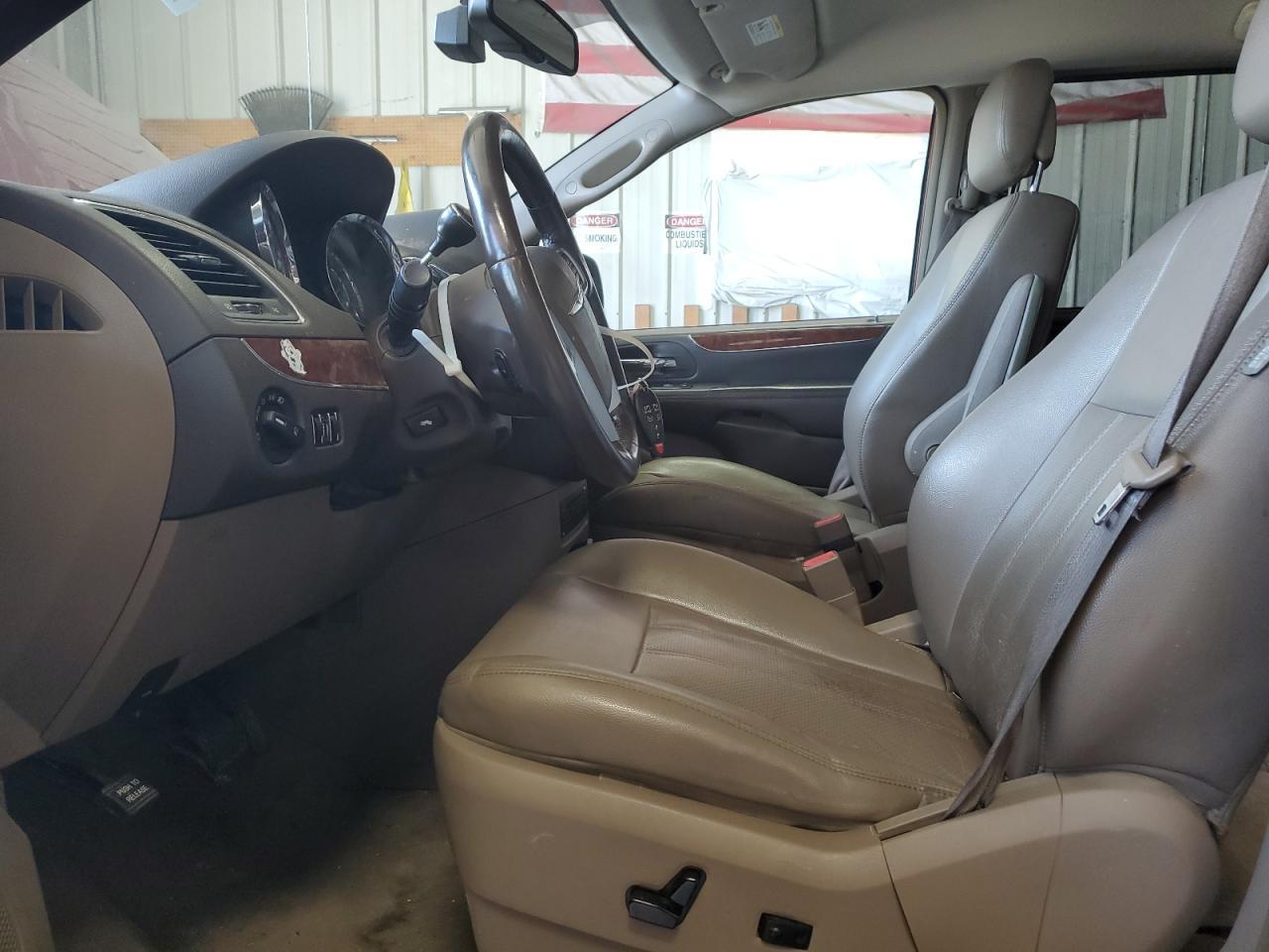 2011 Chrysler Town & Country Touring L - Фото 7