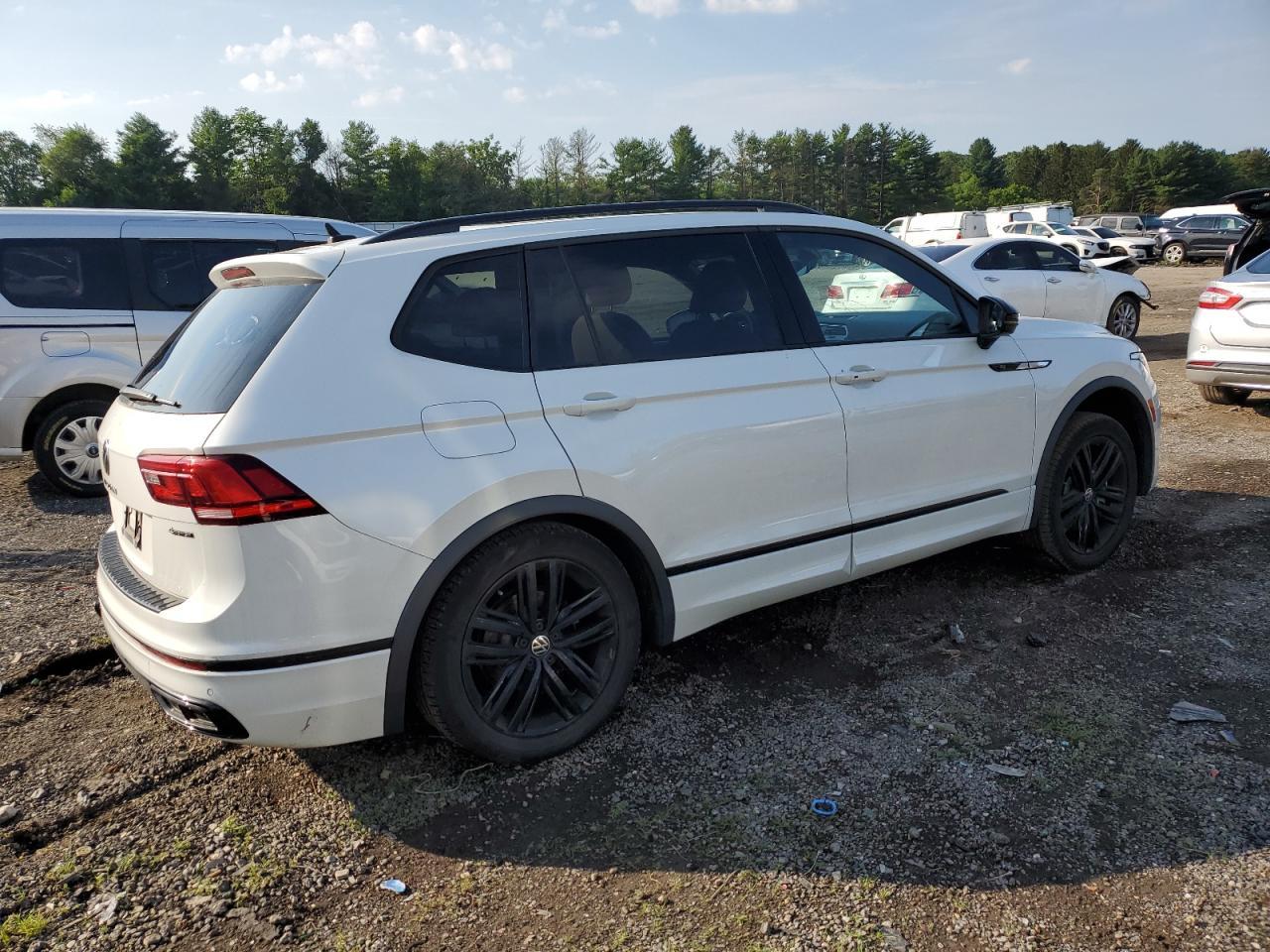 2022 Volkswagen Tiguan Se R-Line Black - Image 3