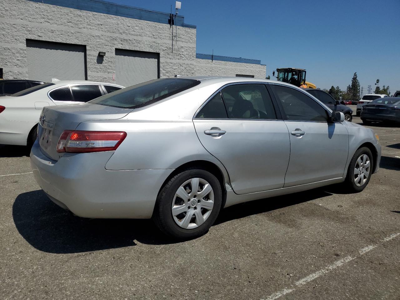 2010 Toyota Camry Base - Фото 3