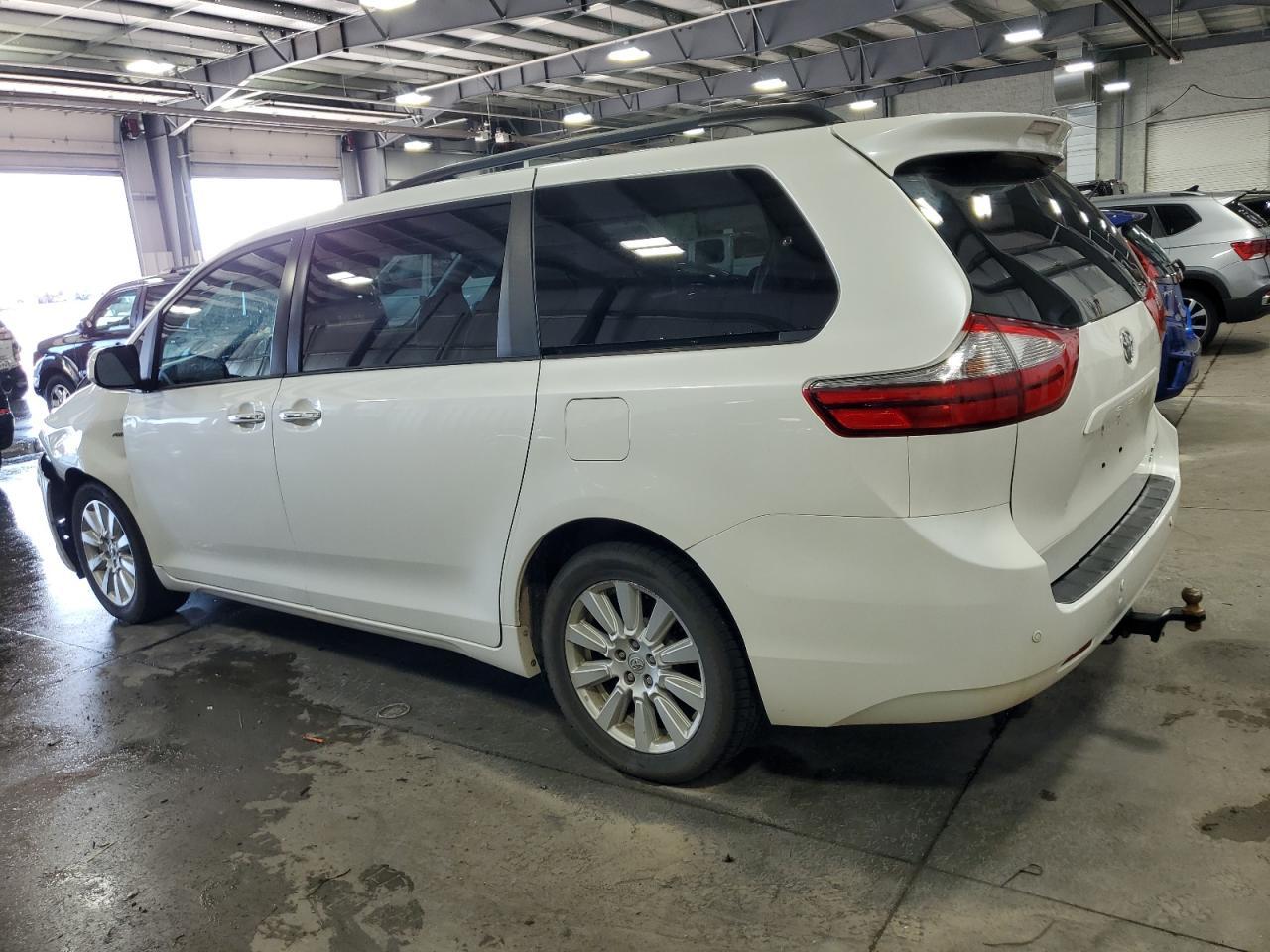 2017 Toyota Sienna Xle - Image 2