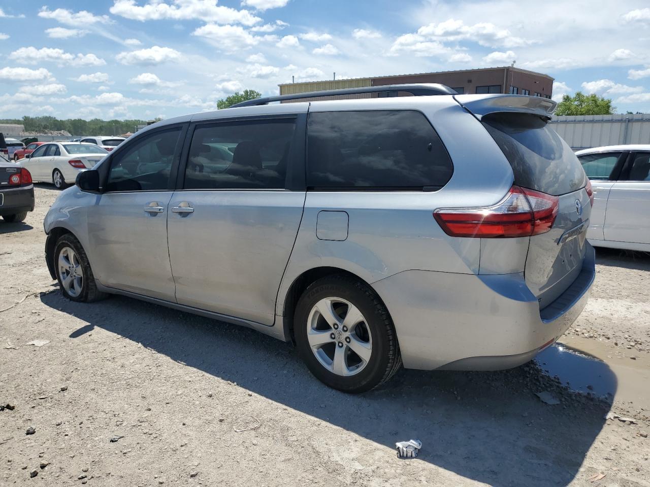 2016 Toyota Sienna Le - Image 2