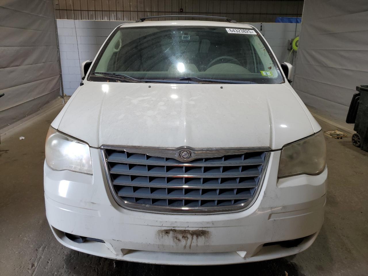 2010 Chrysler Town & Country Touring - Image 5