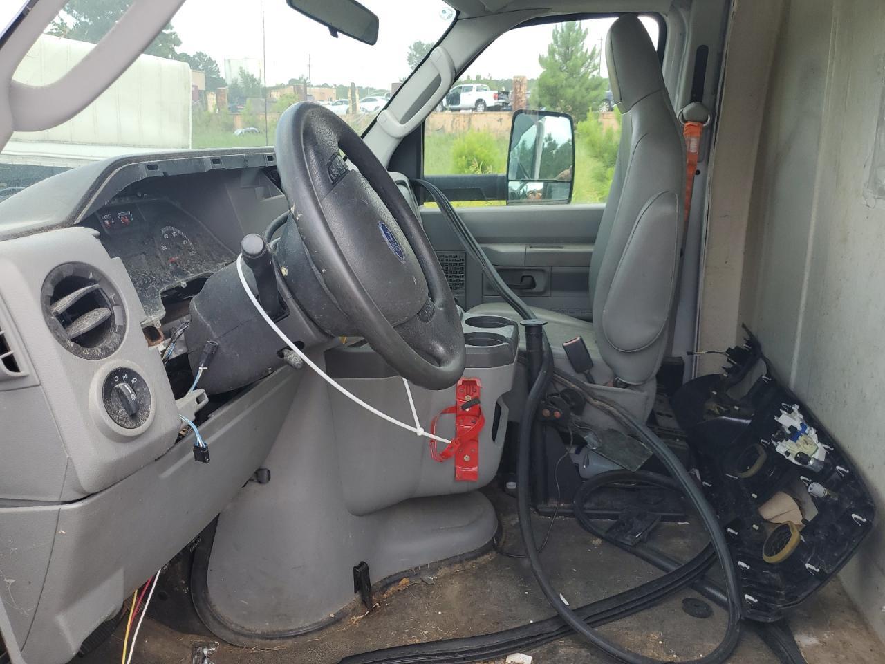 2011 Ford Econoline E450 Super Duty Cutaway Van - Фото 7