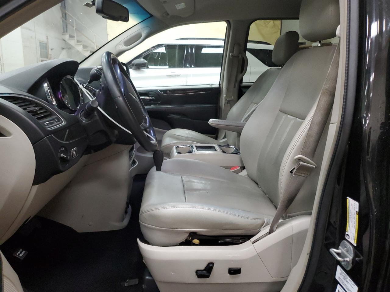 2013 Chrysler Town & Country Touring - Image 7