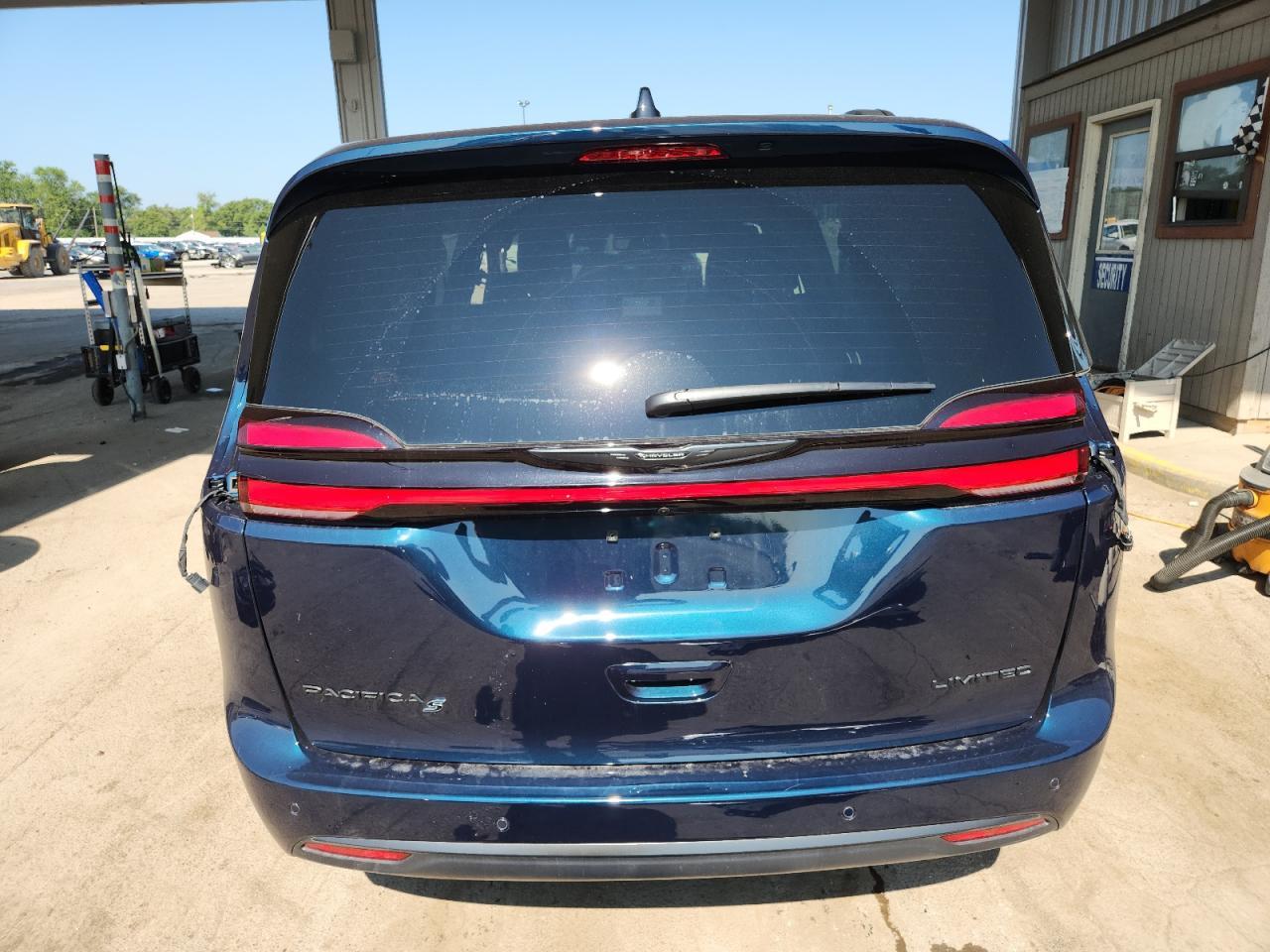 2025 Chrysler Pacifica Limited - Image 6