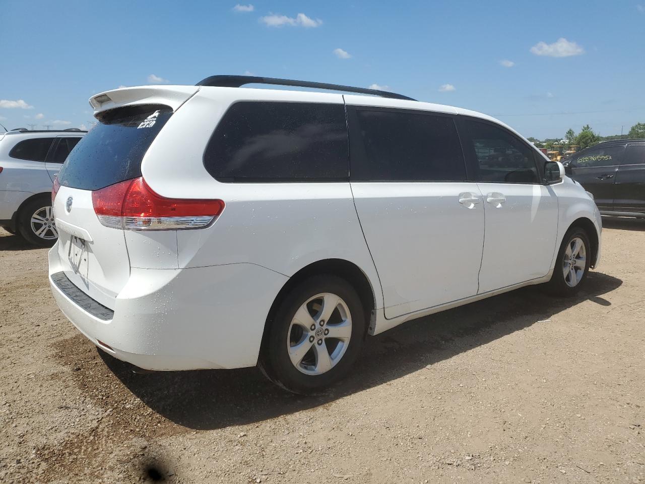 2014 Toyota Sienna Le - Image 3