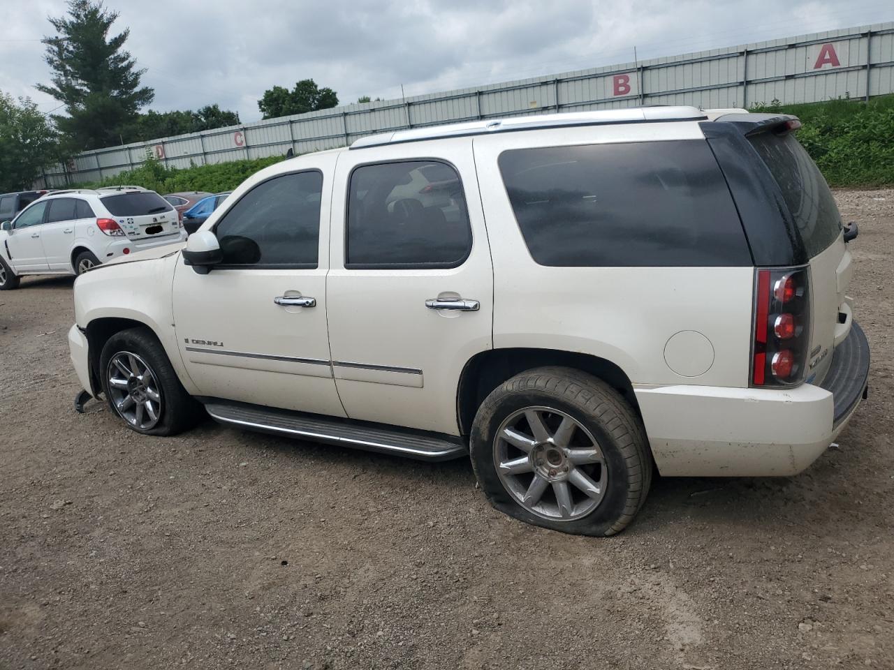 2009 GMC Yukon Denali - Фото 2