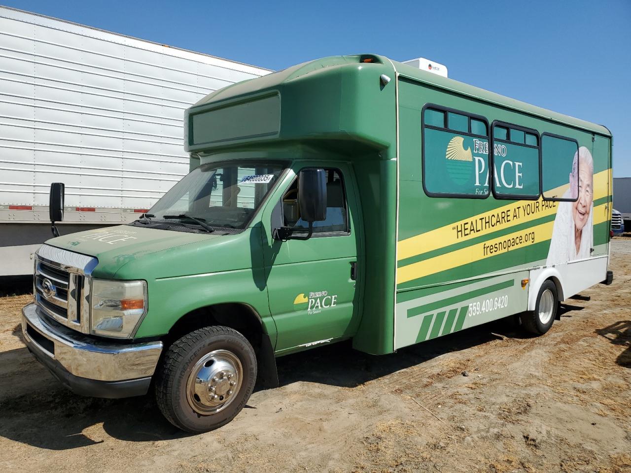 2015 Ford Econoline E450 Super Duty Cutaway Van