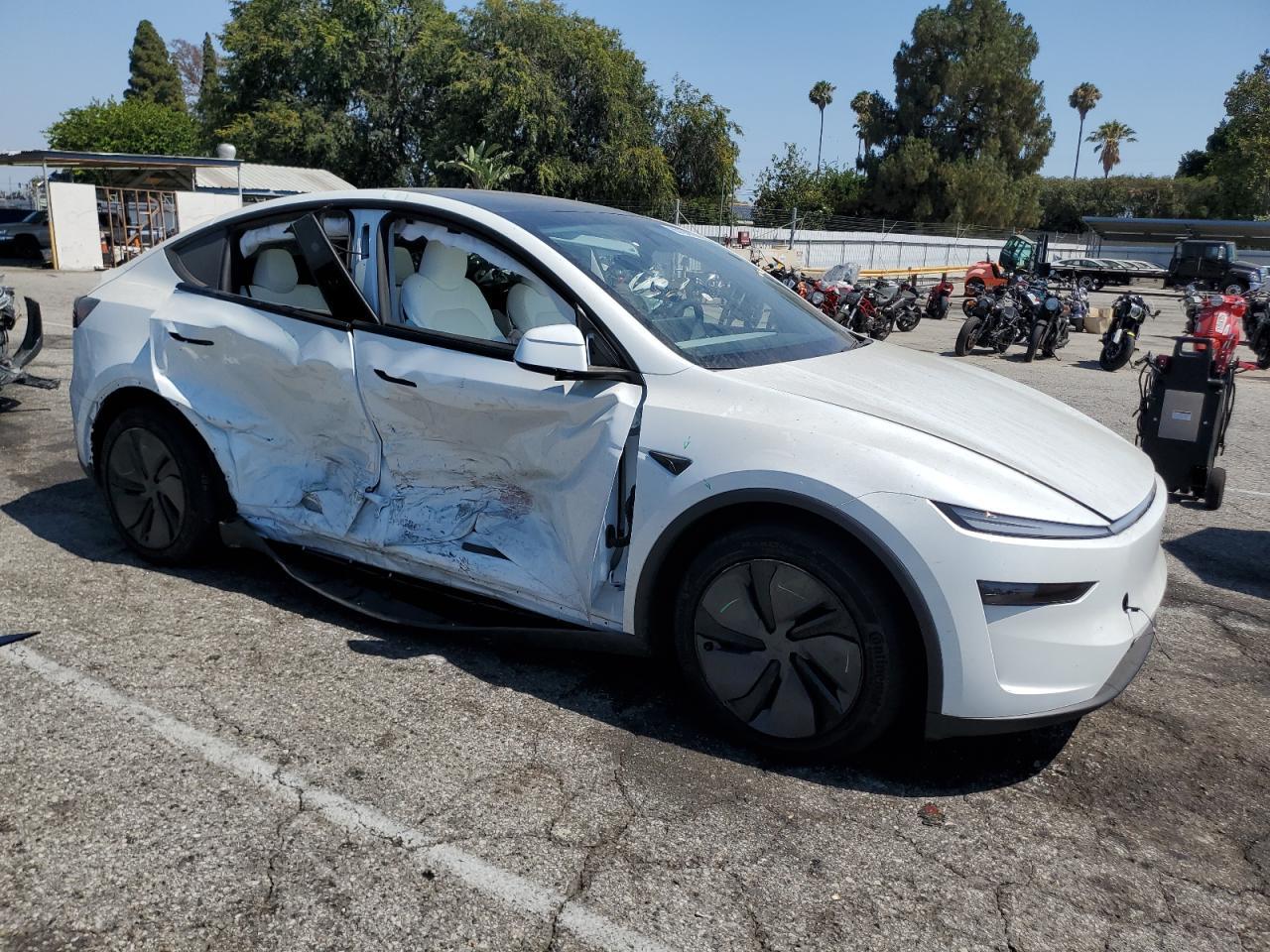 2026 Tesla Model Y - Фото 4
