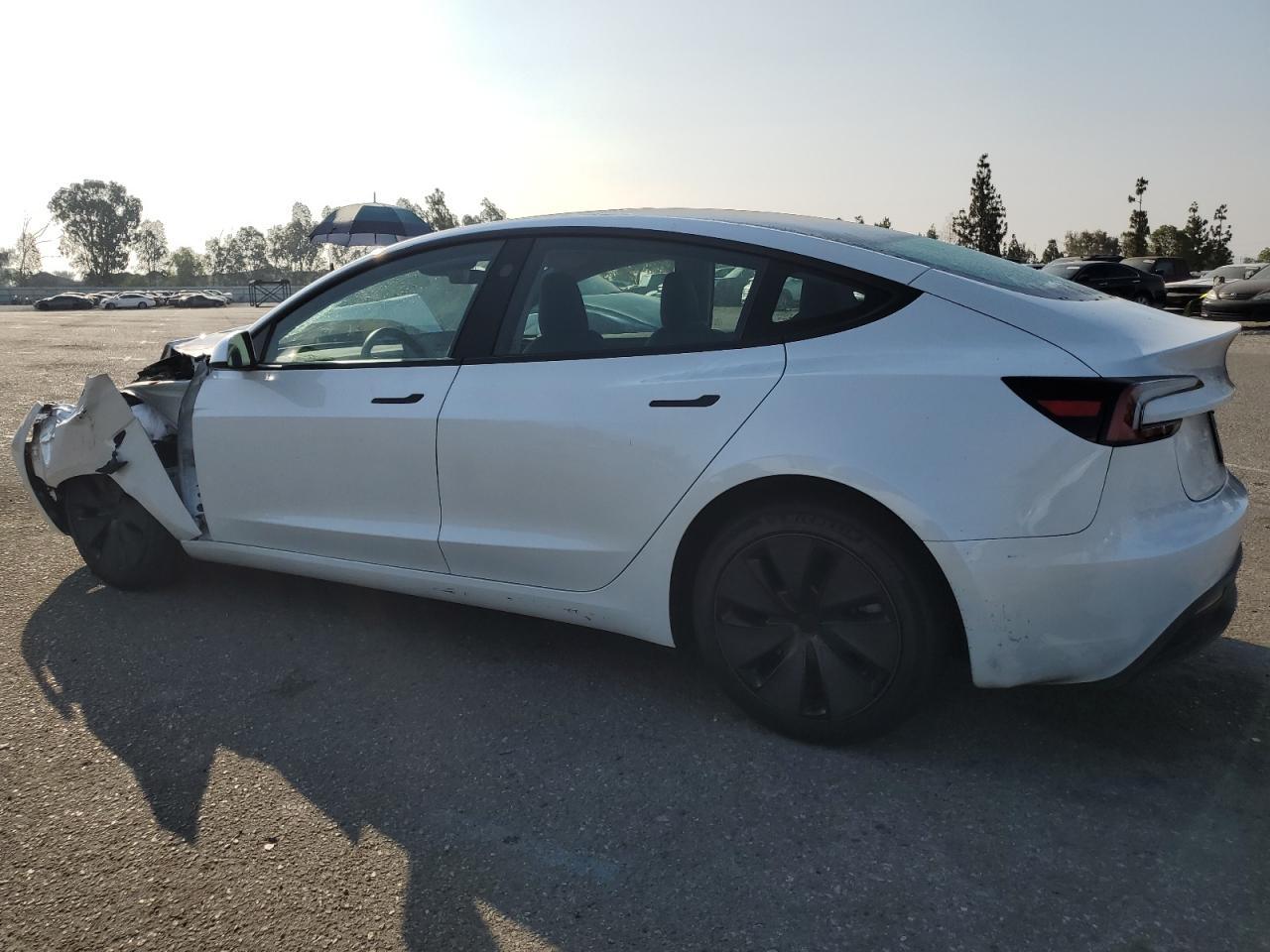 2025 Tesla Model 3 - Фото 2
