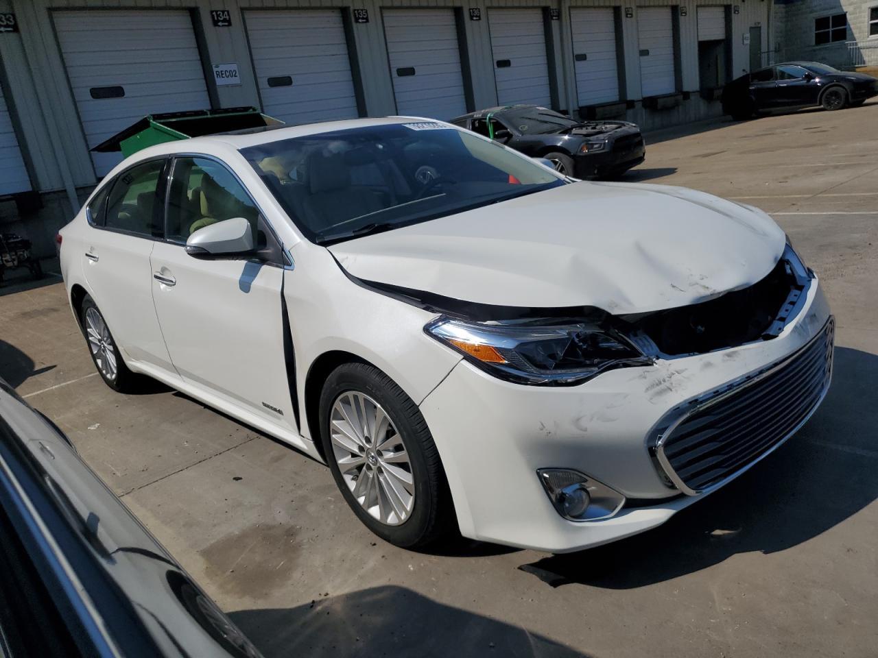 2015 Toyota Avalon Hybrid - Image 4
