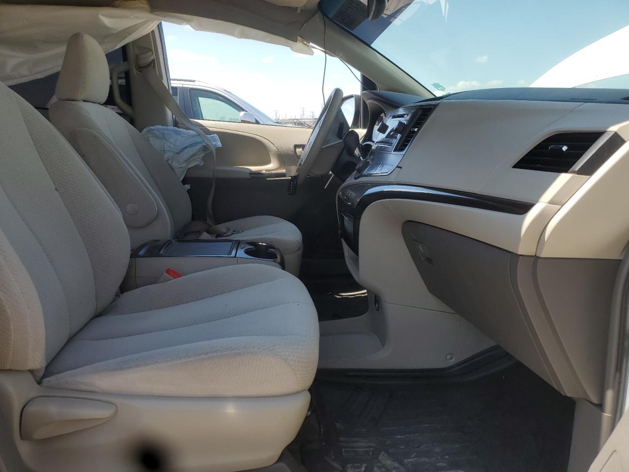 2014 Toyota Sienna Le - Image 7