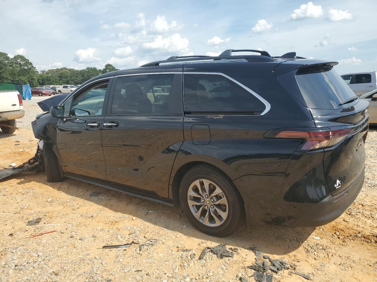 2024 Toyota Sienna Xle - Image 2