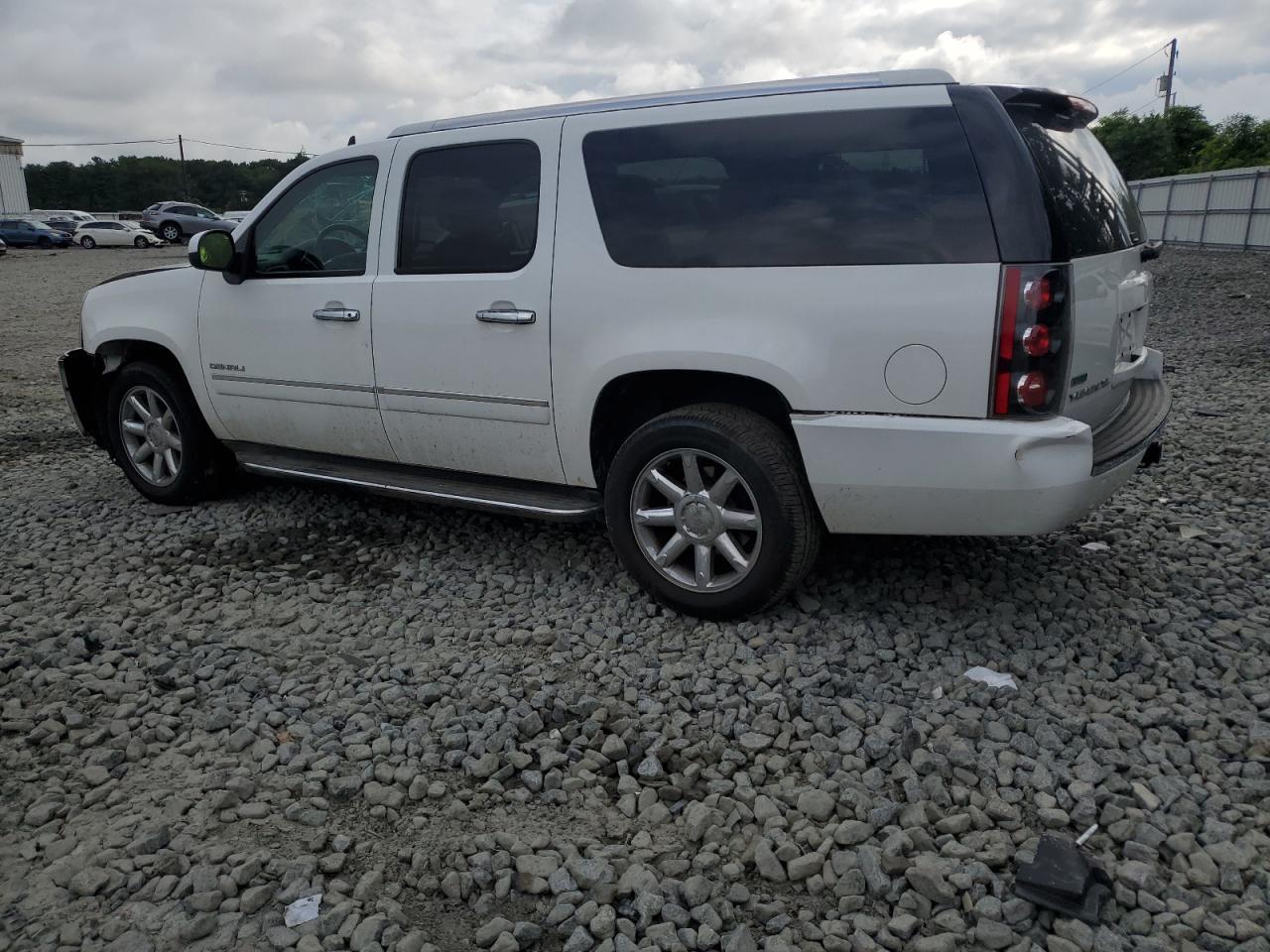 2011 GMC Yukon Xl Denali - Image 2