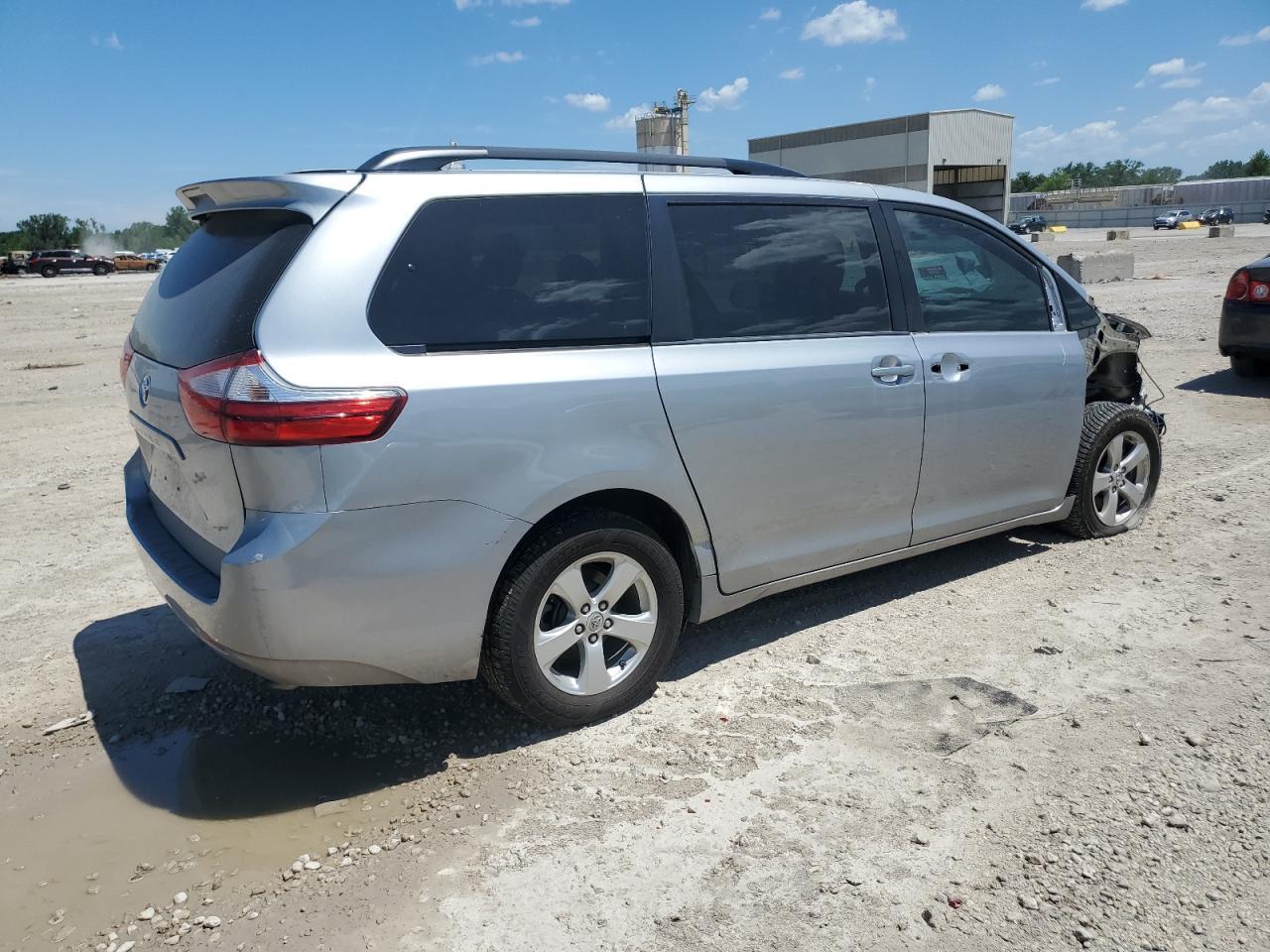 2016 Toyota Sienna Le - Image 3