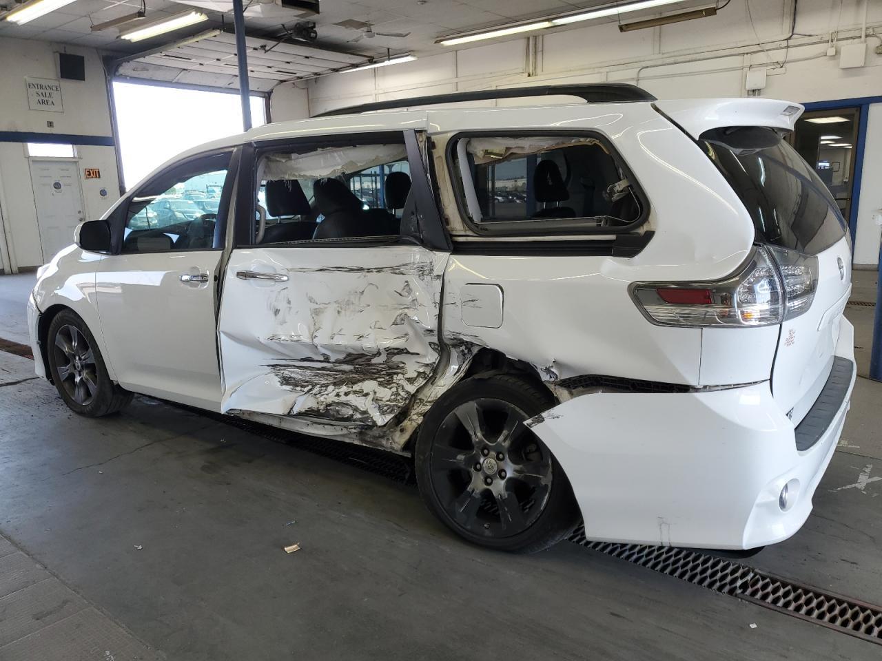 2013 Toyota Sienna Sport - Фото 2