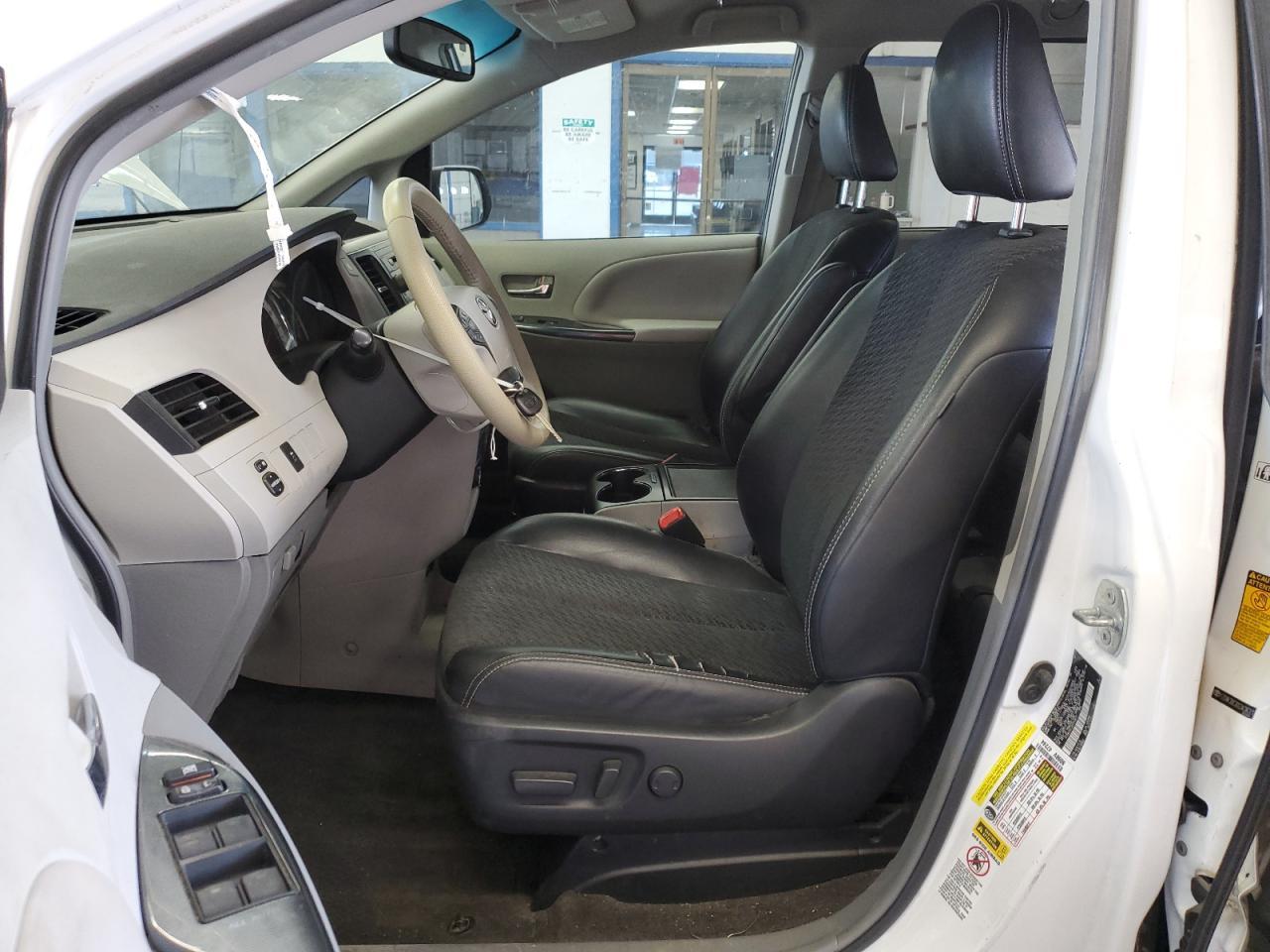 2013 Toyota Sienna Sport - Фото 7