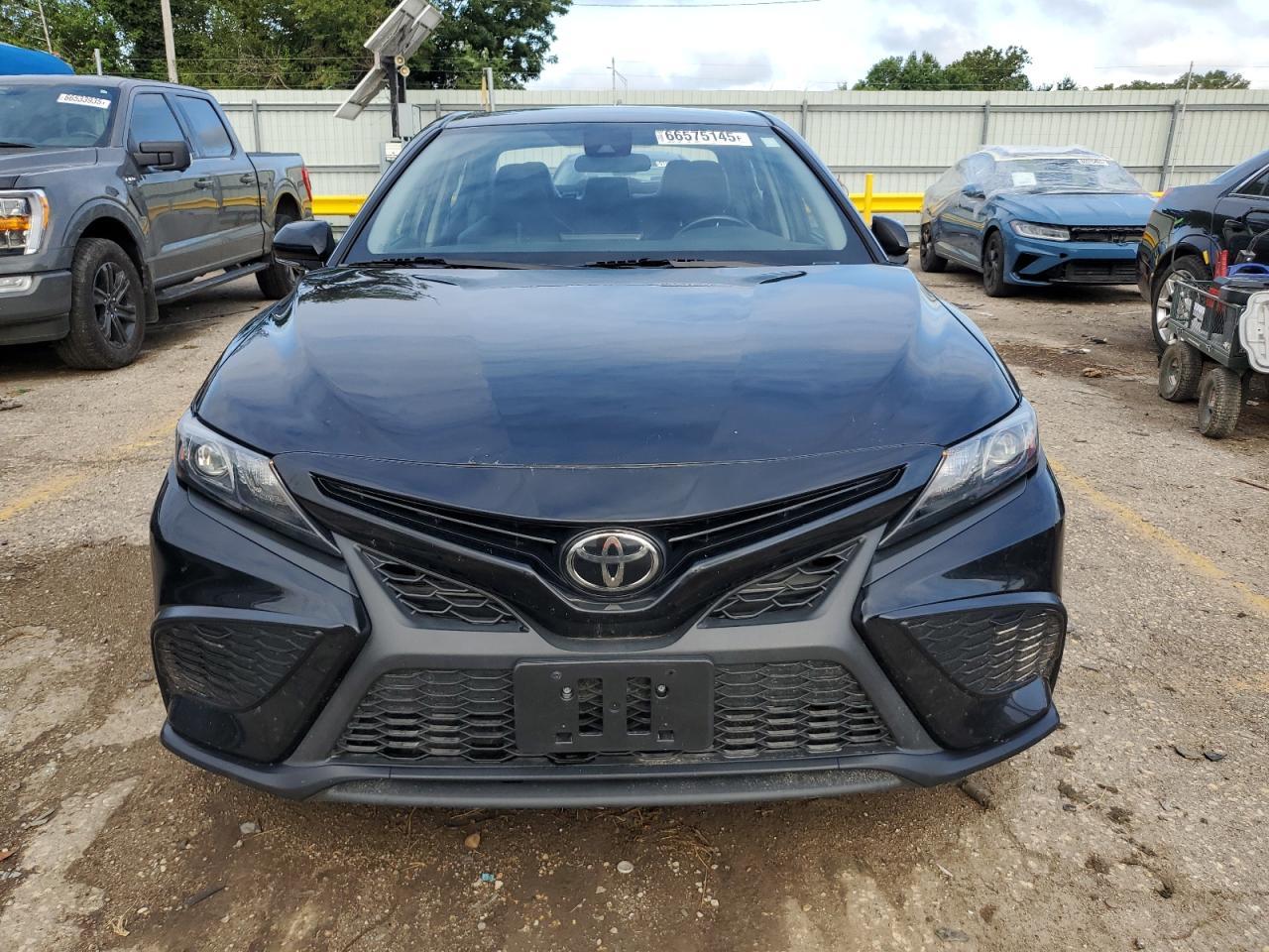 2022 Toyota Camry Se - Image 5