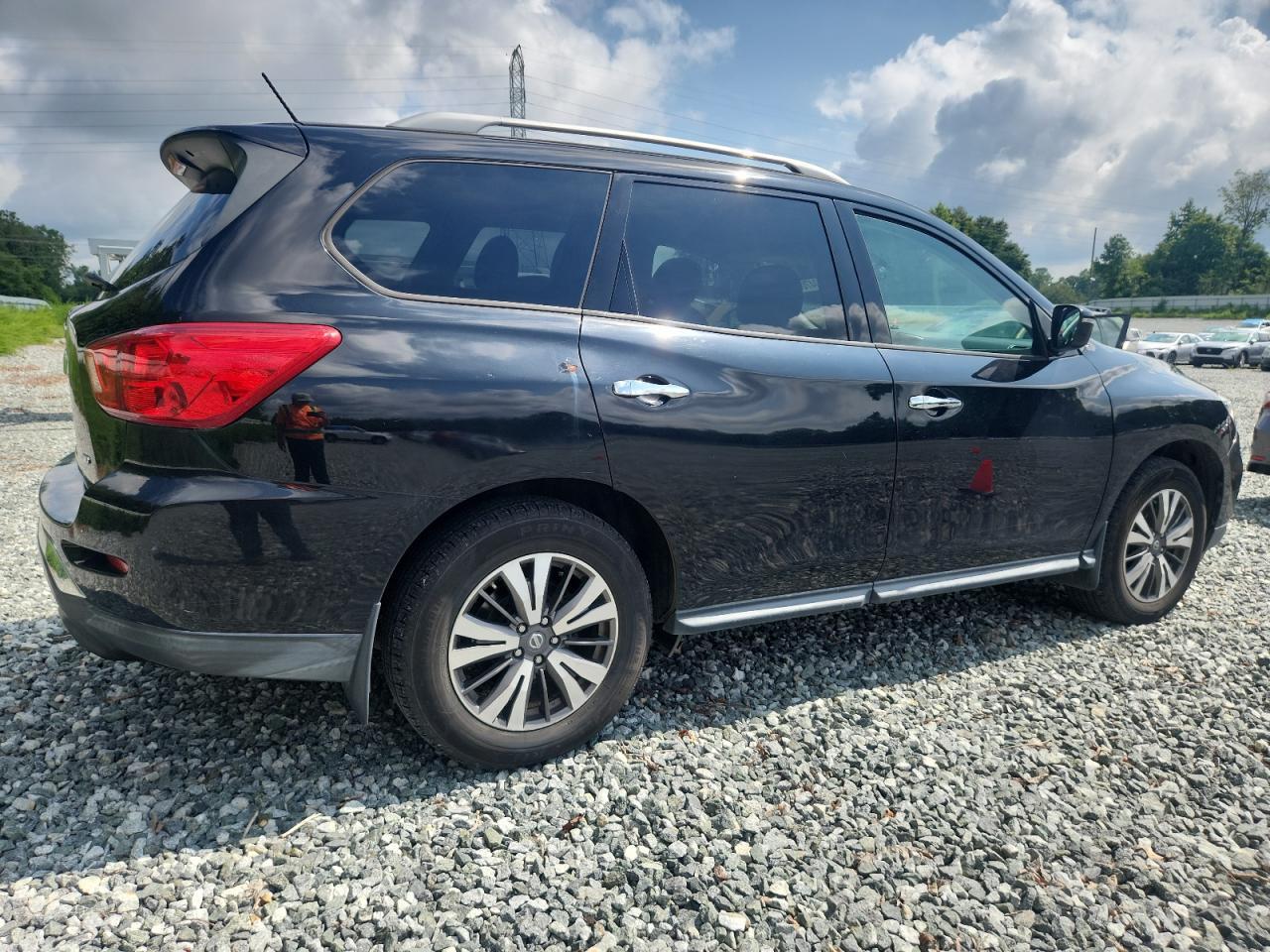 2017 Nissan Pathfinder S - Image 3