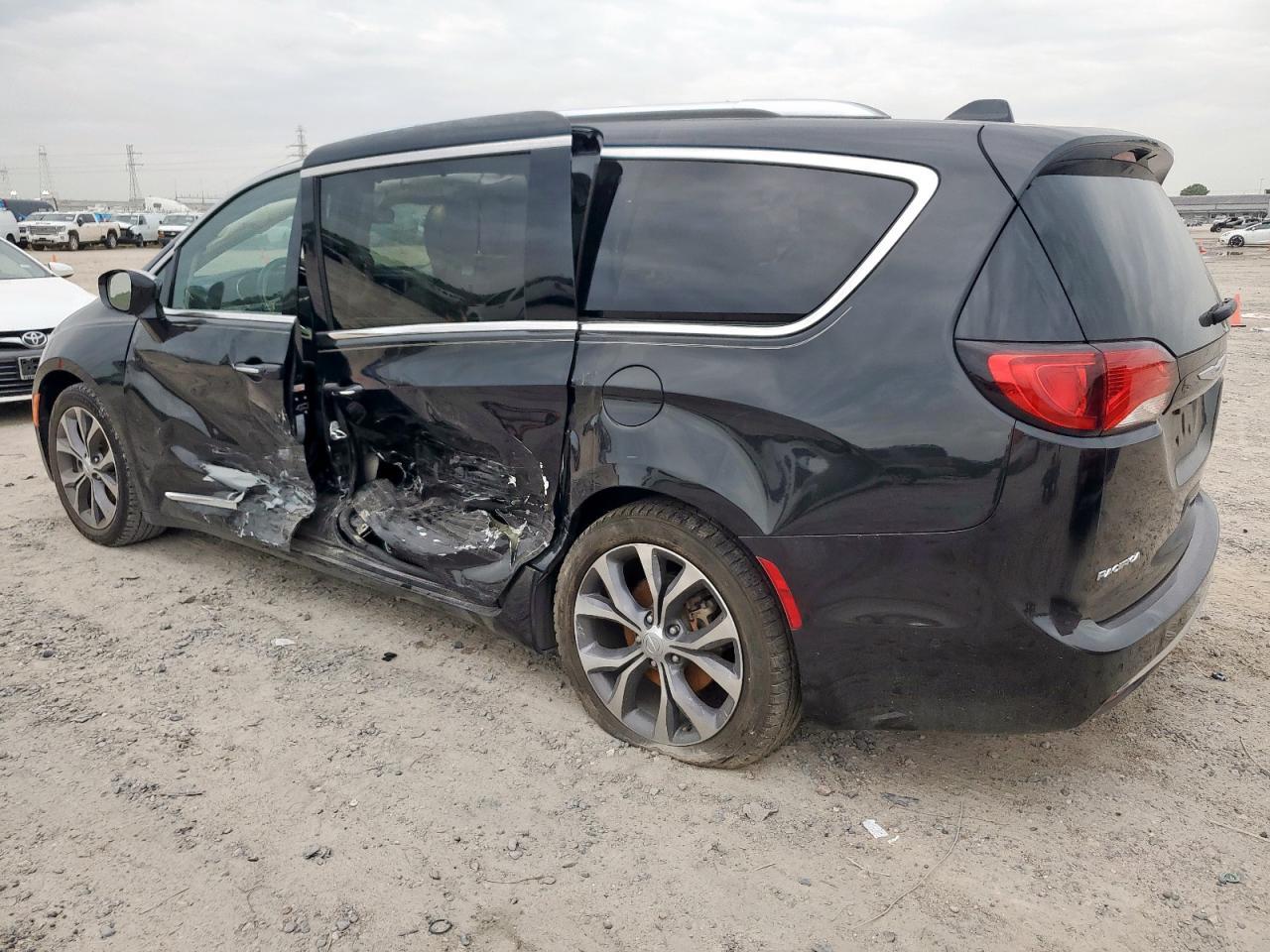 2018 Chrysler Pacifica Limited - Image 2