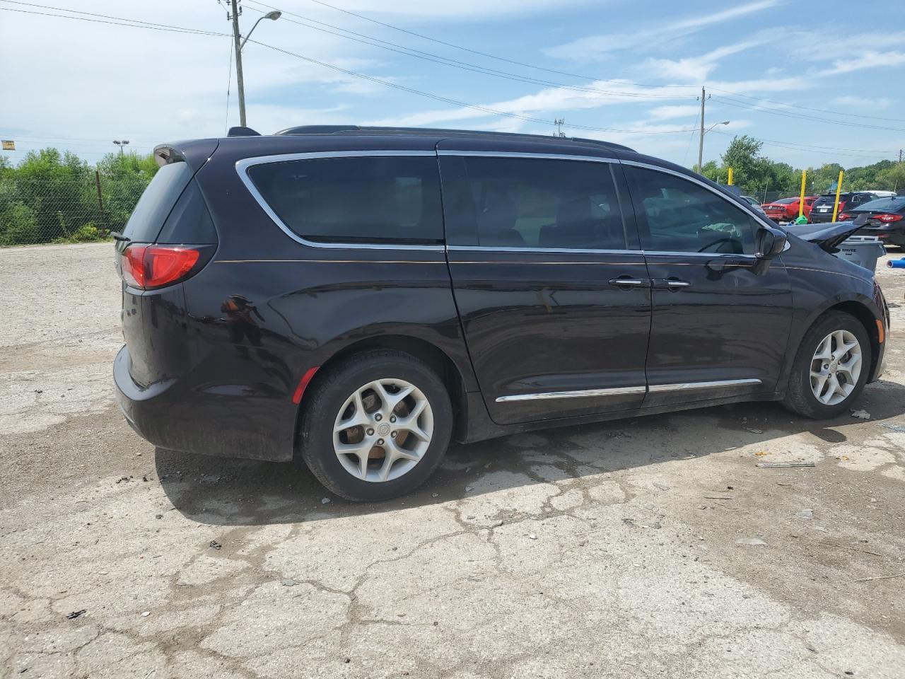 2017 Chrysler Pacifica Touring L - Image 3