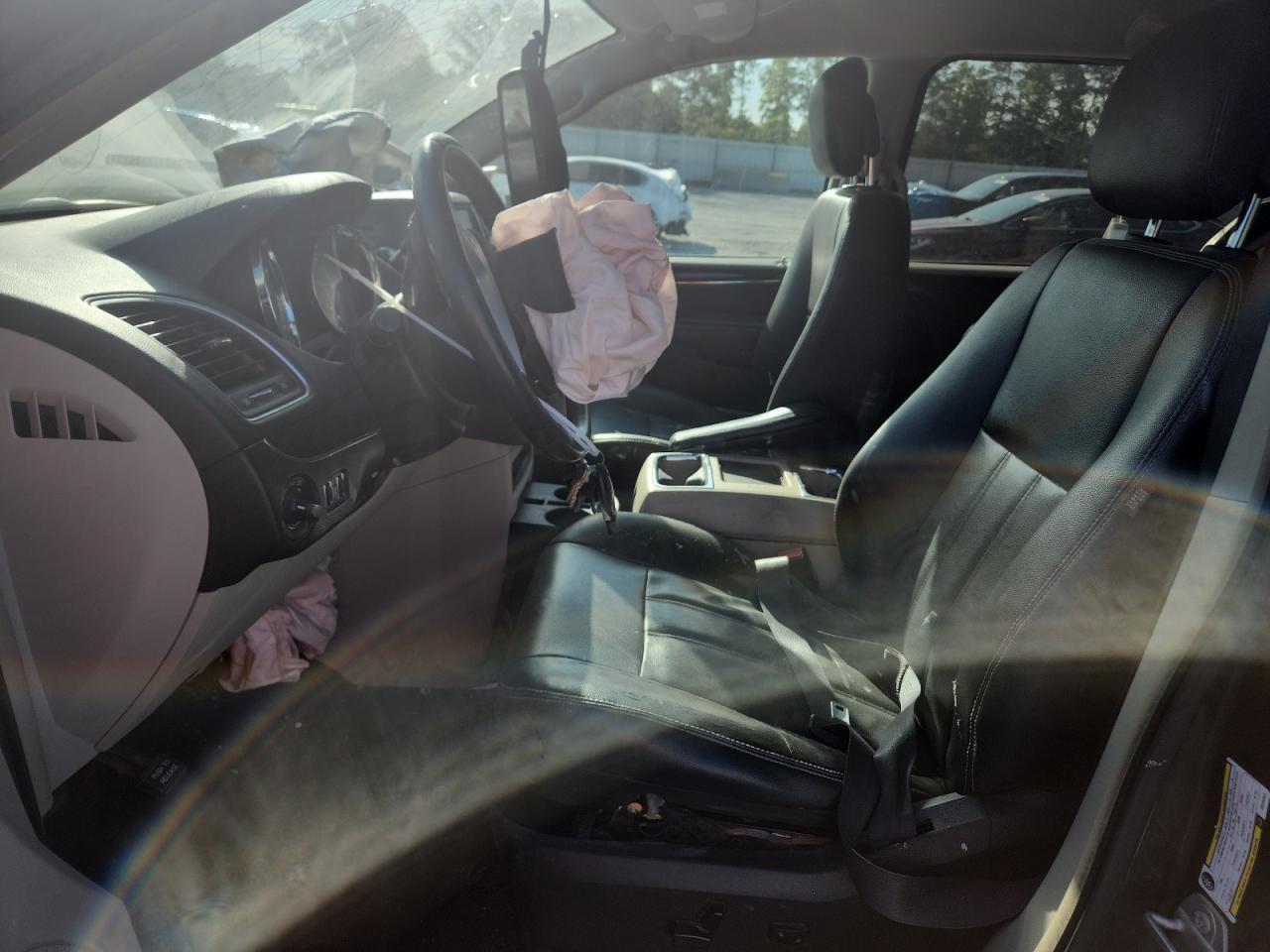 2016 Chrysler Town & Country Touring - Image 7