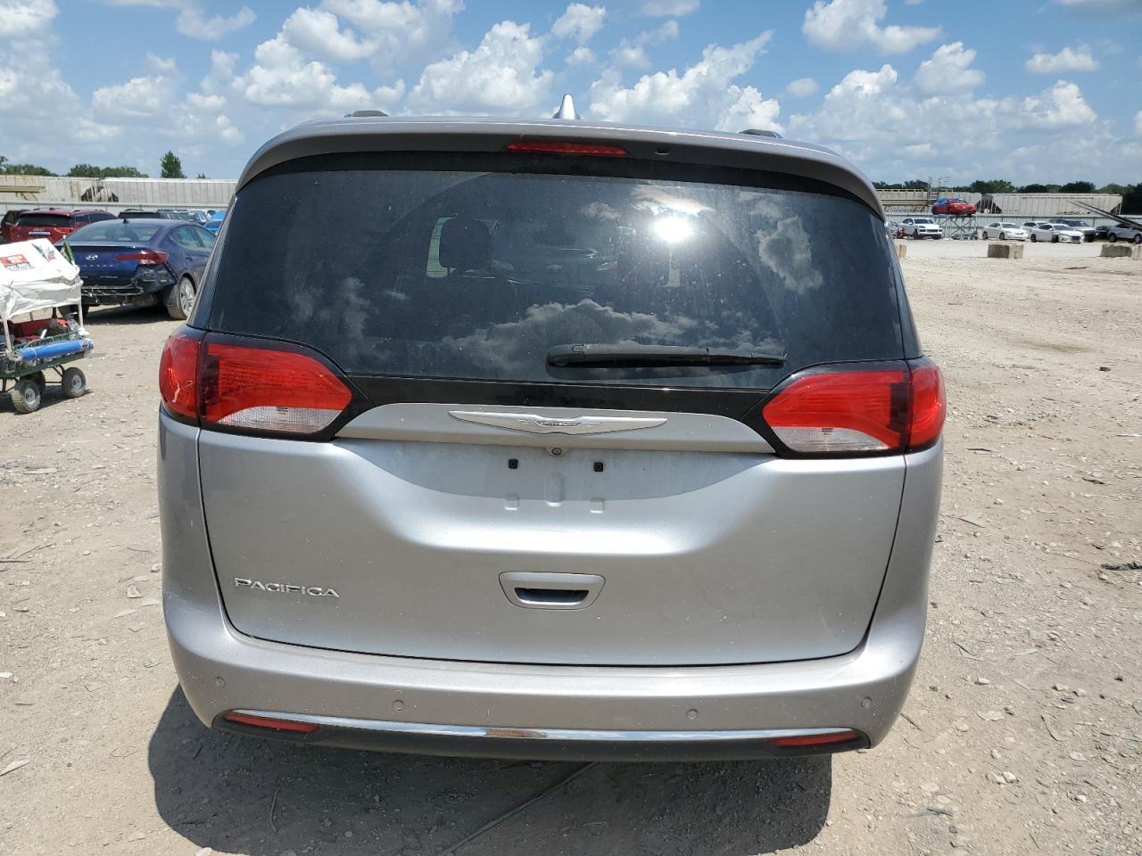 2018 Chrysler Pacifica Touring L - Image 6