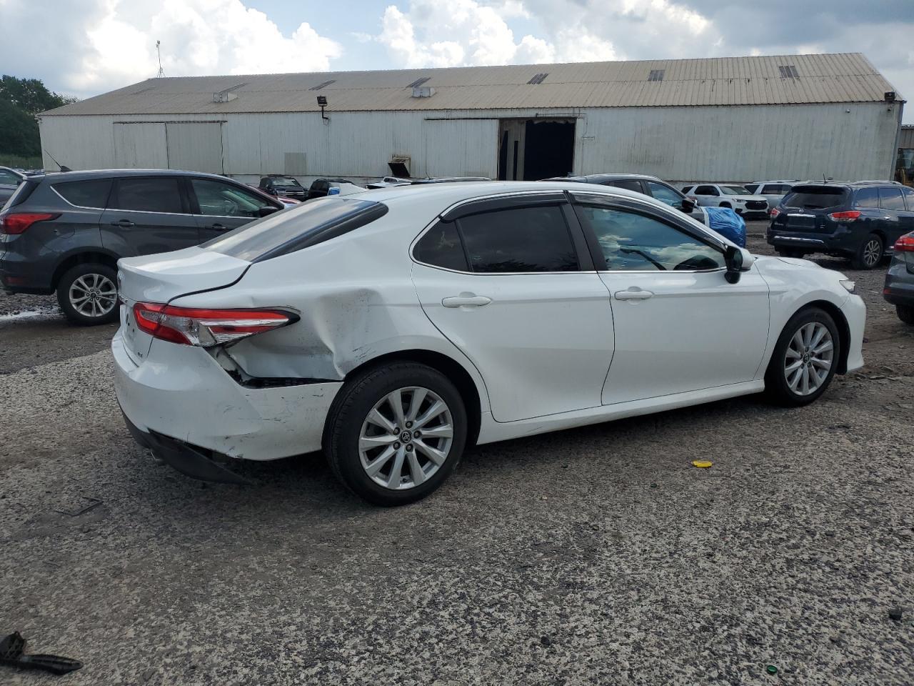 2020 Toyota Camry Le - Фото 3