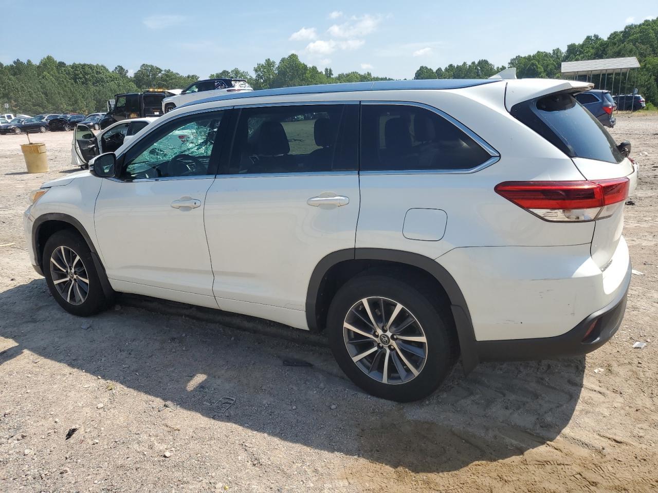 2017 Toyota Highlander Se - Фото 2