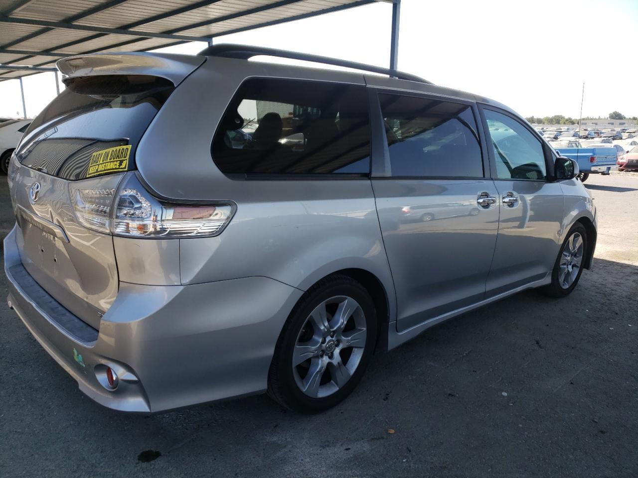 2013 Toyota Sienna Sport - Фото 3