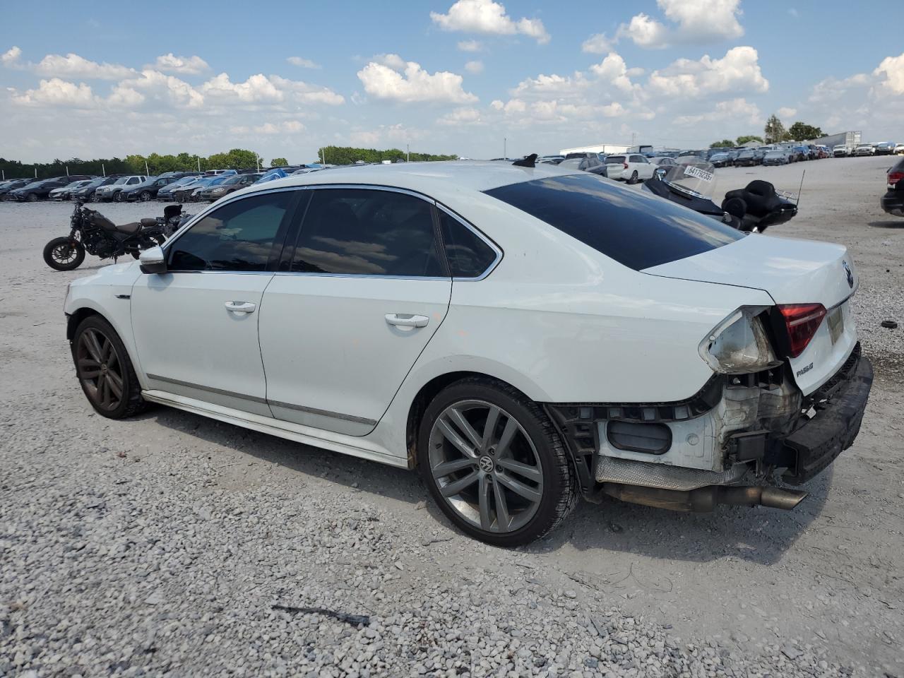 2017 Volkswagen Passat R-Line - Image 2