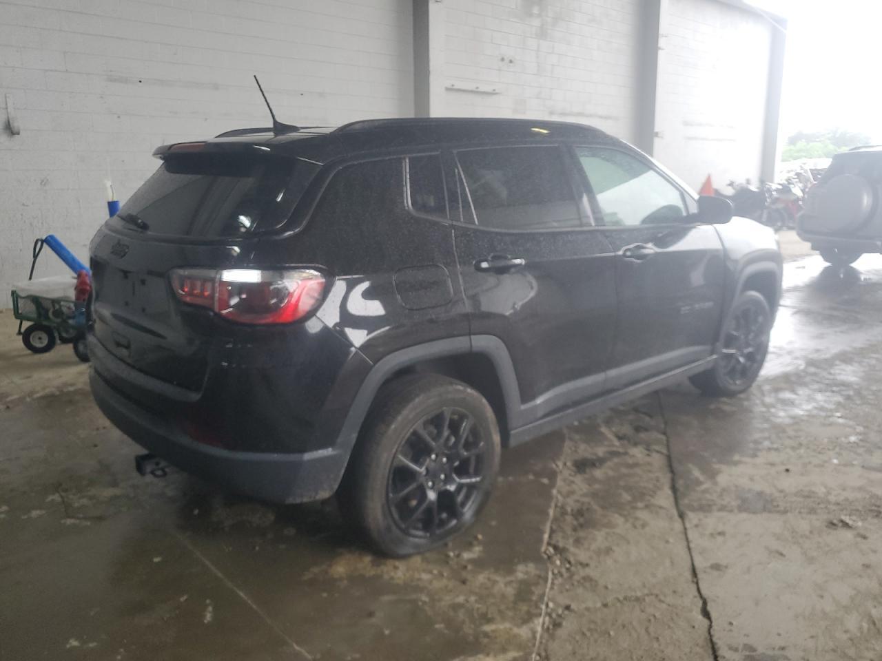 2023 Jeep Compass Latitude - Image 3