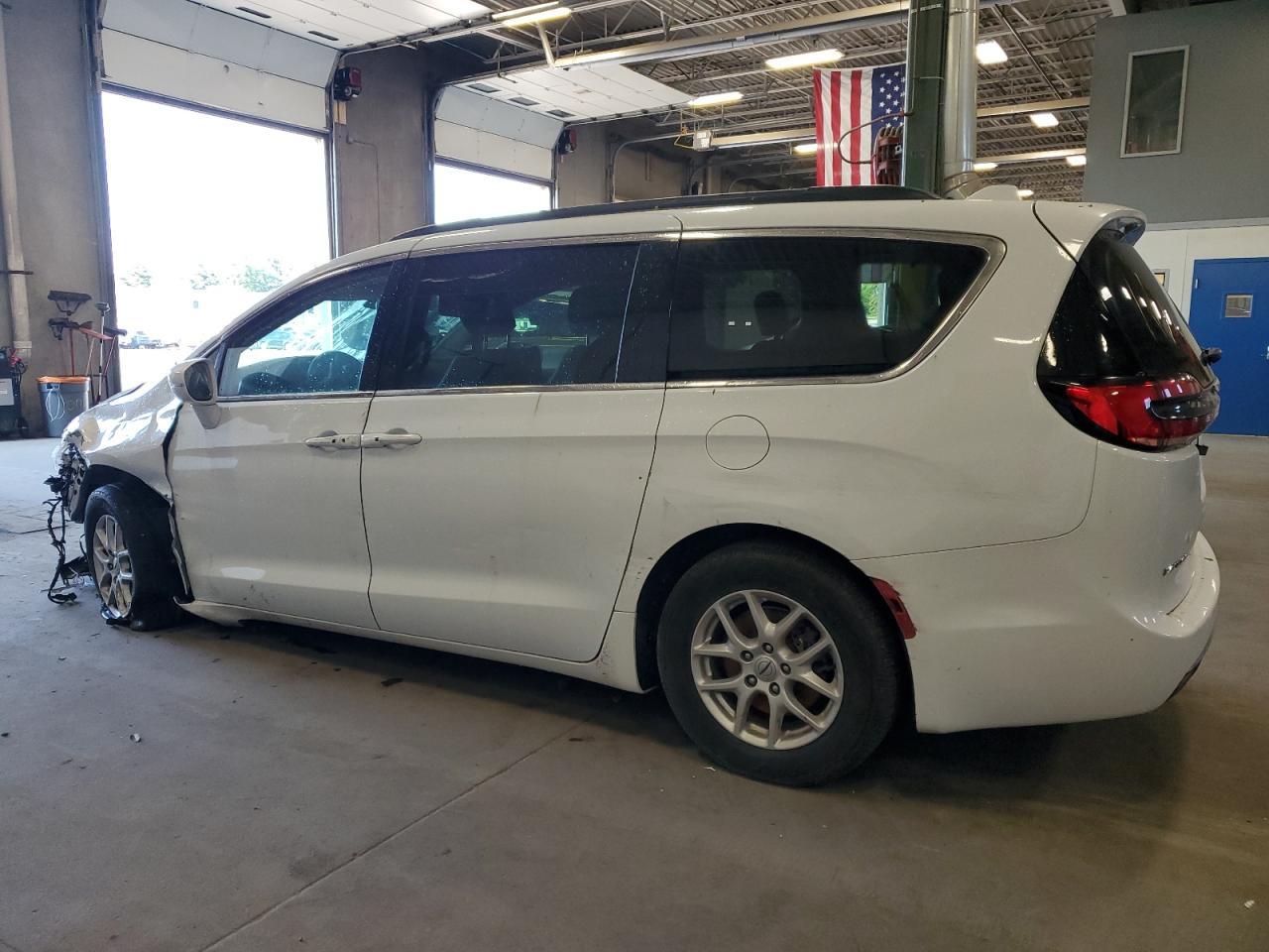 2022 Chrysler Pacifica Touring L - Image 2
