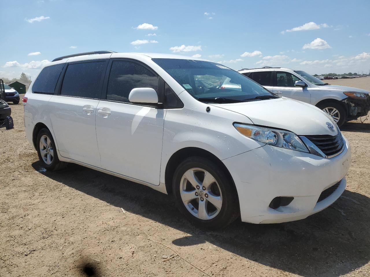 2014 Toyota Sienna Le - Image 4