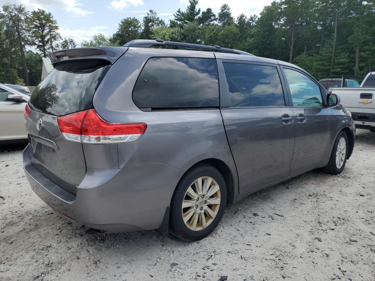 2013 Toyota Sienna Le - Фото 3