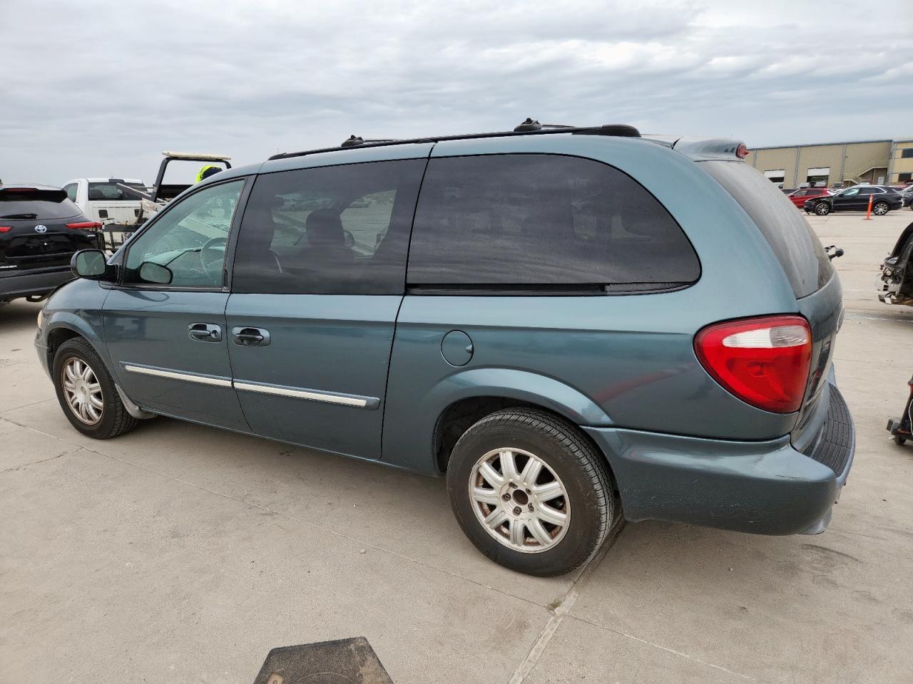 2005 Chrysler Town & Country Touring - Фото 2