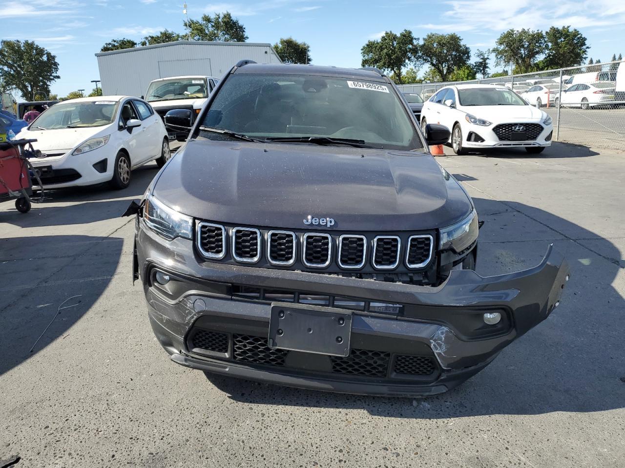 2024 Jeep Compass Latitude - Image 5